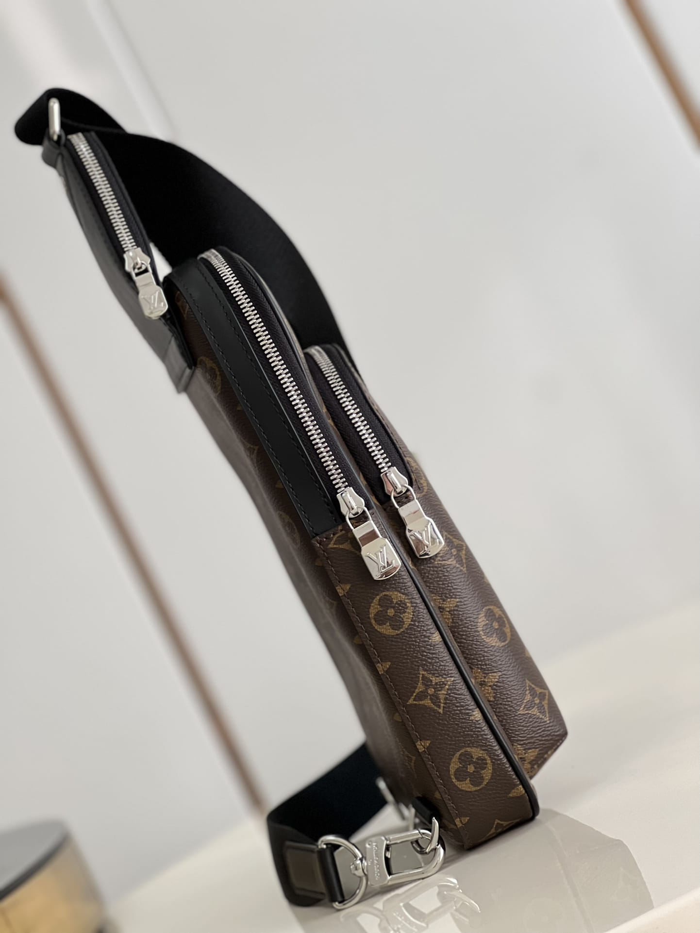 LV頂級原單單肩包 M46327 AVENUE SLINGBAG¥1,280.00-頂級1:1精品高仿包包香港台灣批發價格推薦微信哪裡買