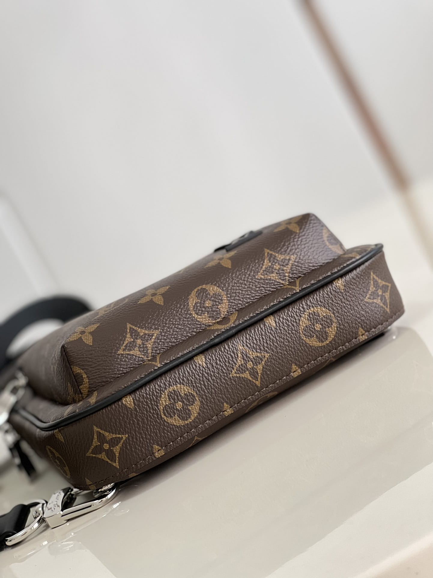 LV頂級原單單肩包 M46327 AVENUE SLINGBAG¥1,280.00-頂級1:1精品高仿包包香港台灣批發價格推薦微信哪裡買