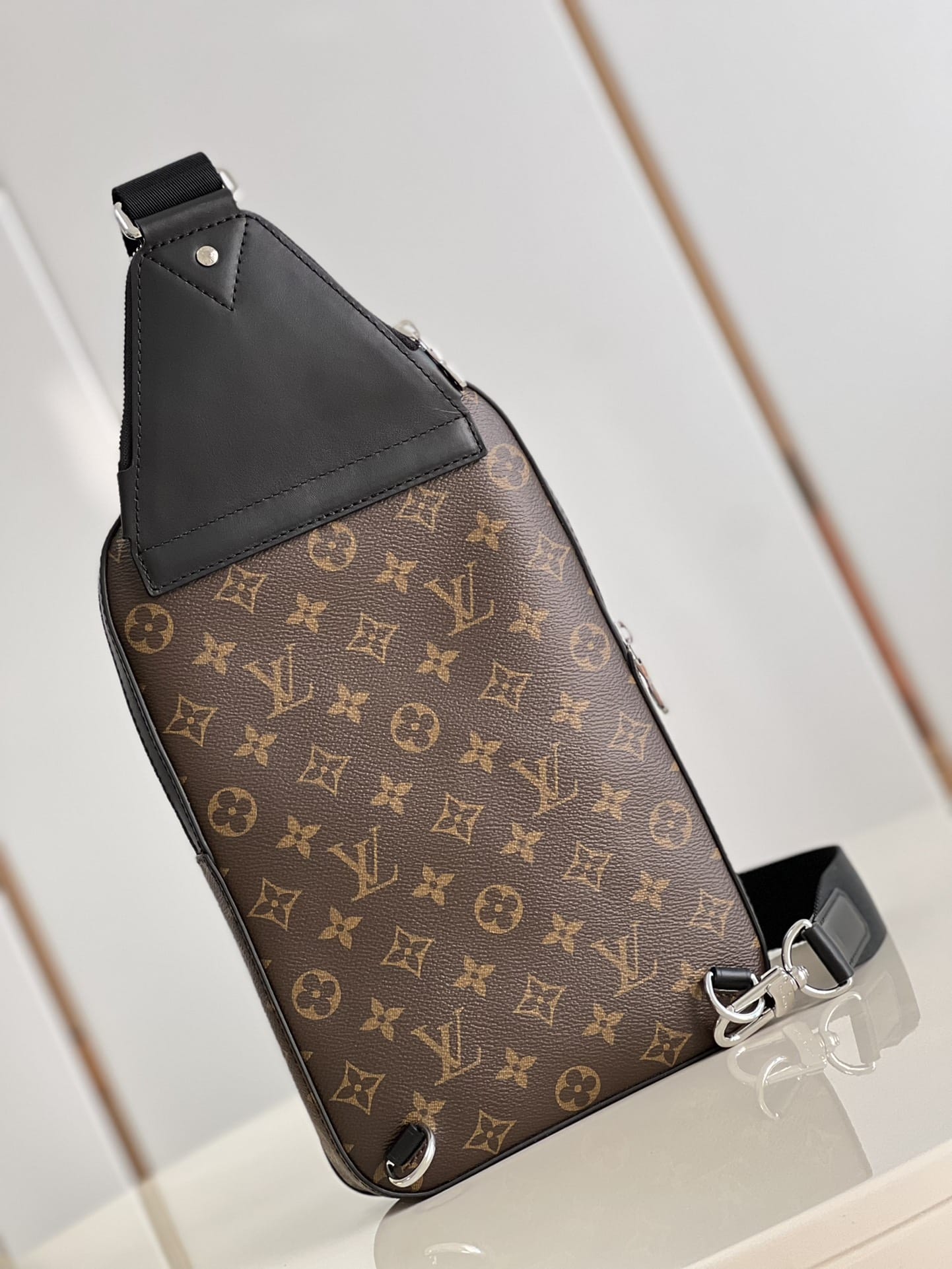 LV頂級原單單肩包 M46327 AVENUE SLINGBAG¥1,280.00-頂級1:1精品高仿包包香港台灣批發價格推薦微信哪裡買