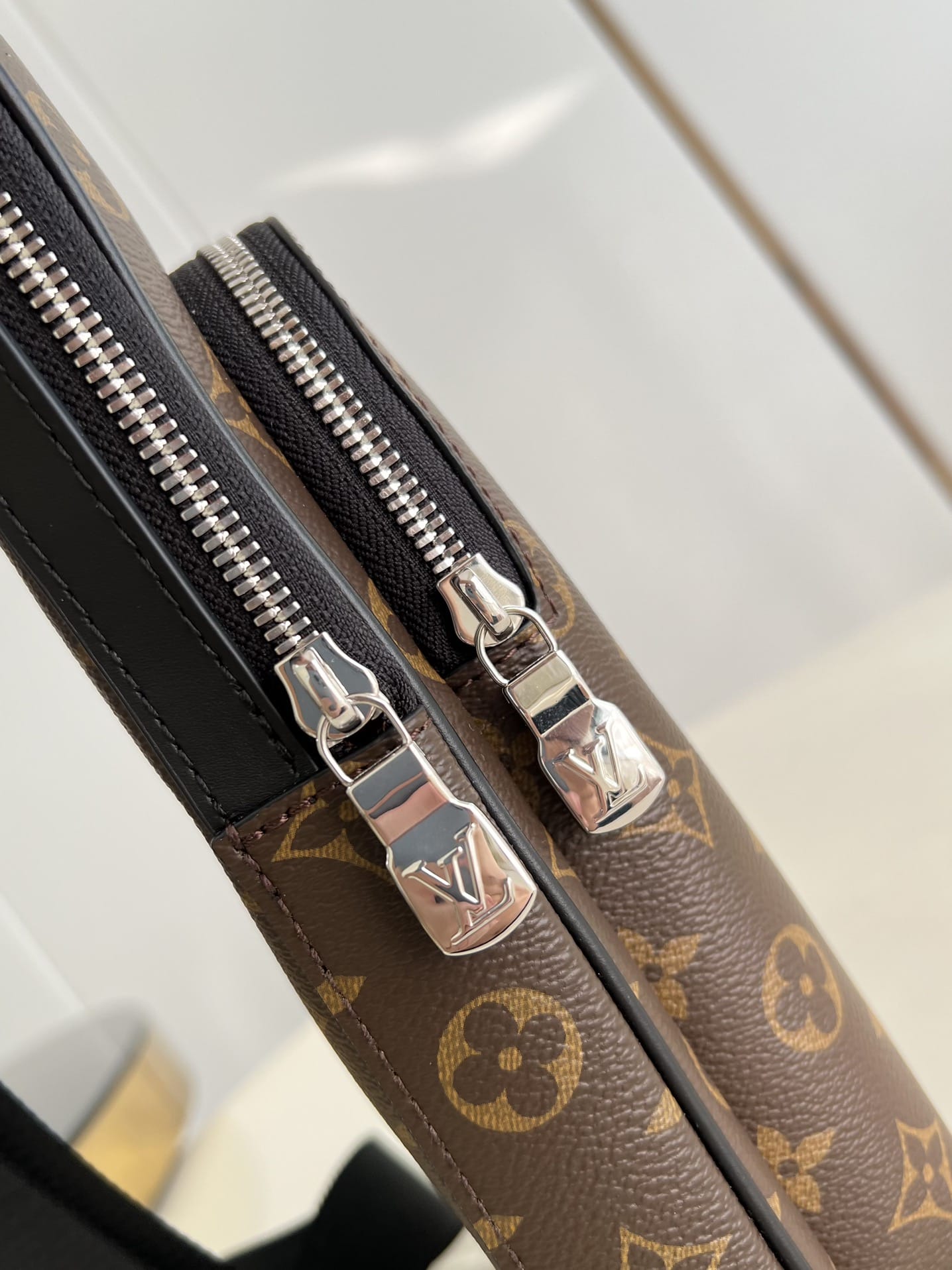 LV頂級原單單肩包 M46327 AVENUE SLINGBAG¥1,280.00-頂級1:1精品高仿包包香港台灣批發價格推薦微信哪裡買