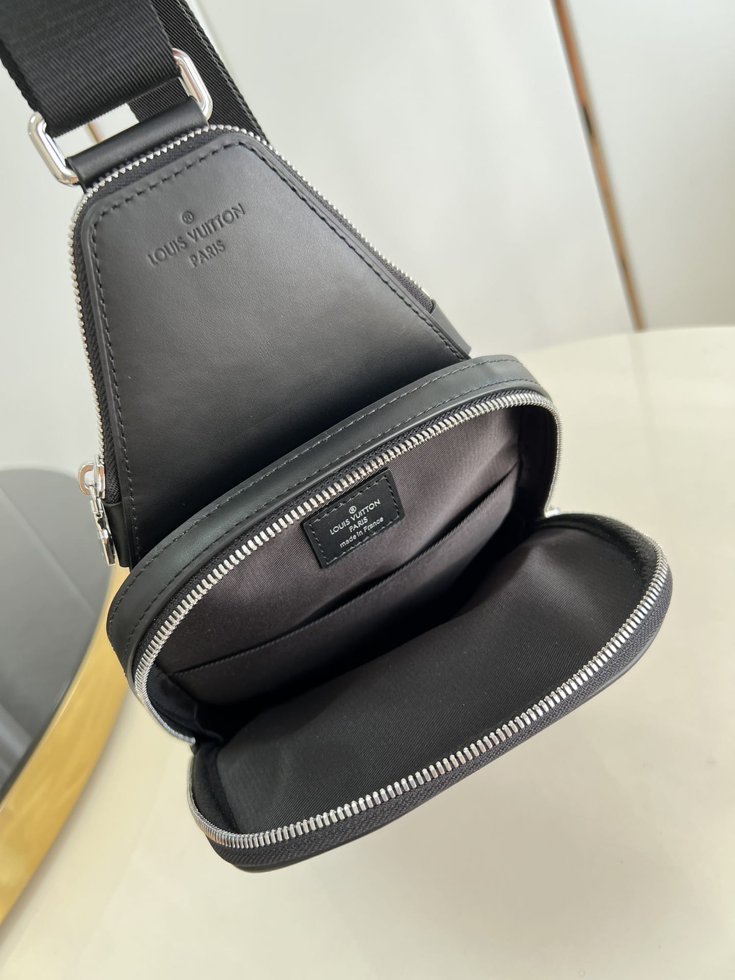 LV頂級原單單肩包 M46327 AVENUE SLINGBAG¥1,280.00-頂級1:1精品高仿包包香港台灣批發價格推薦微信哪裡買