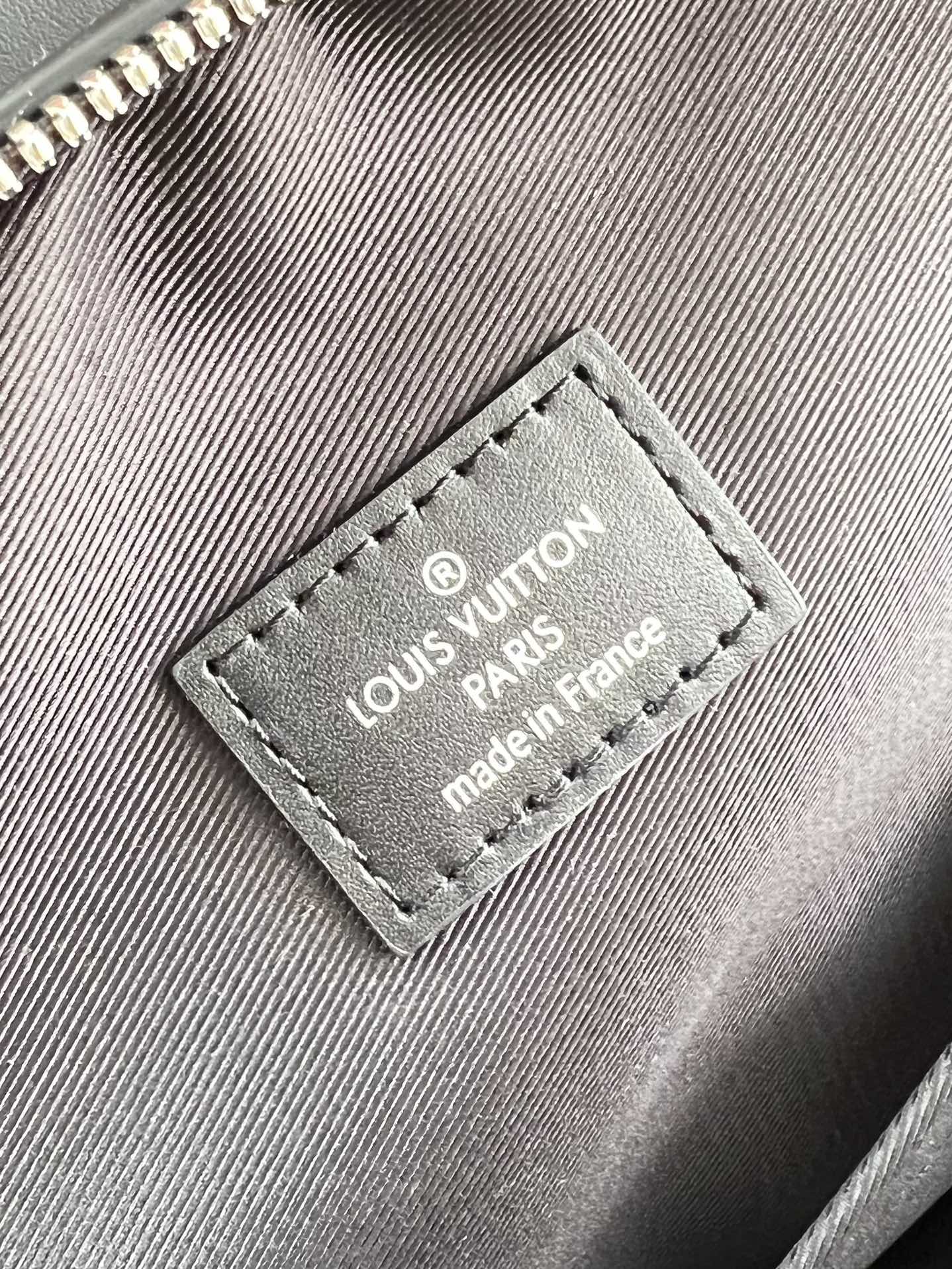 LV頂級原單單肩包 M46327 AVENUE SLINGBAG¥1,280.00-頂級1:1精品高仿包包香港台灣批發價格推薦微信哪裡買