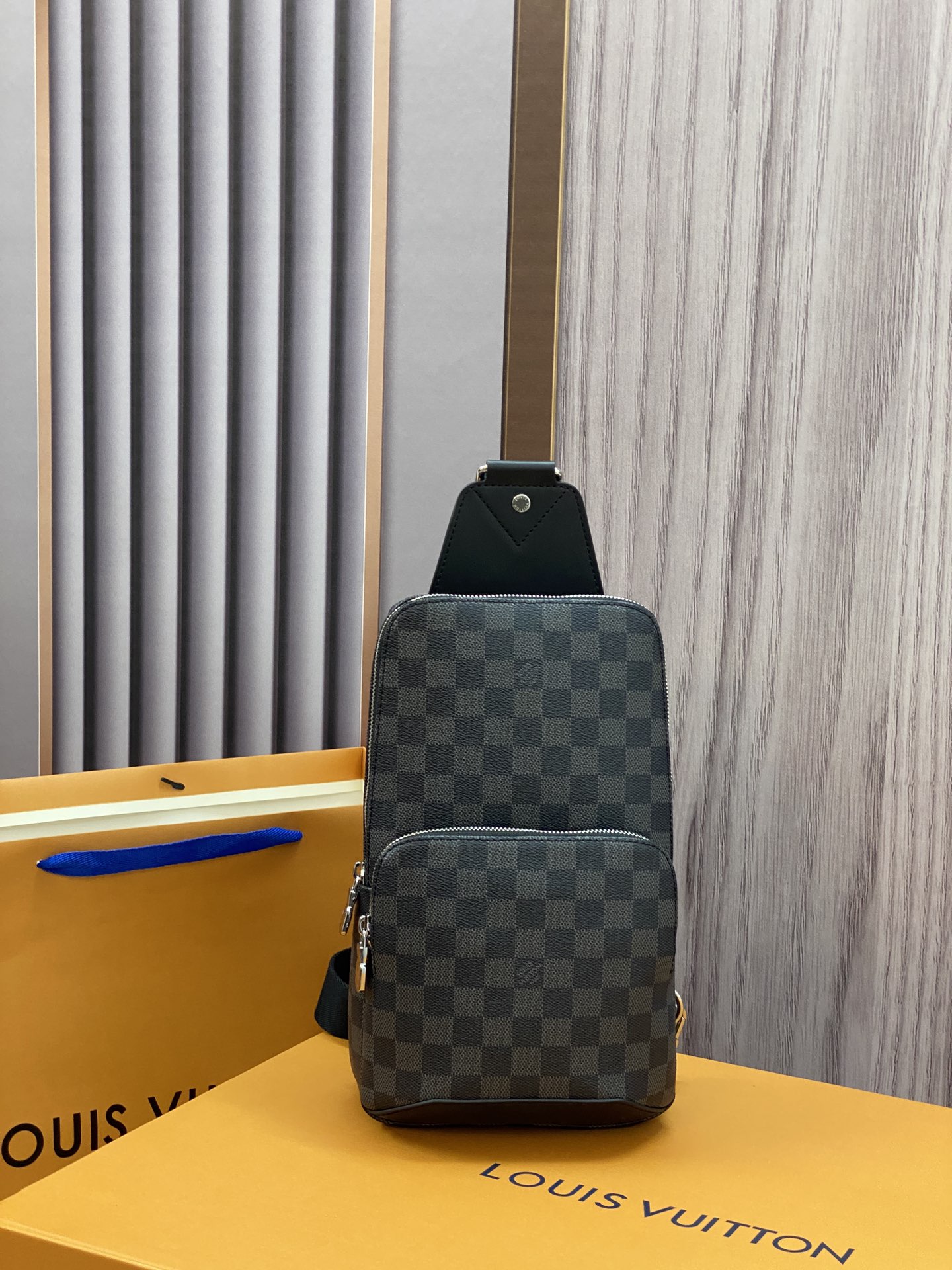 LV 單肩包N41719 AVENUE SLING BAG雙拉鏈開合設計¥1980.00-頂級1:1精品高仿包包香港台灣批發價格推薦微信哪裡買