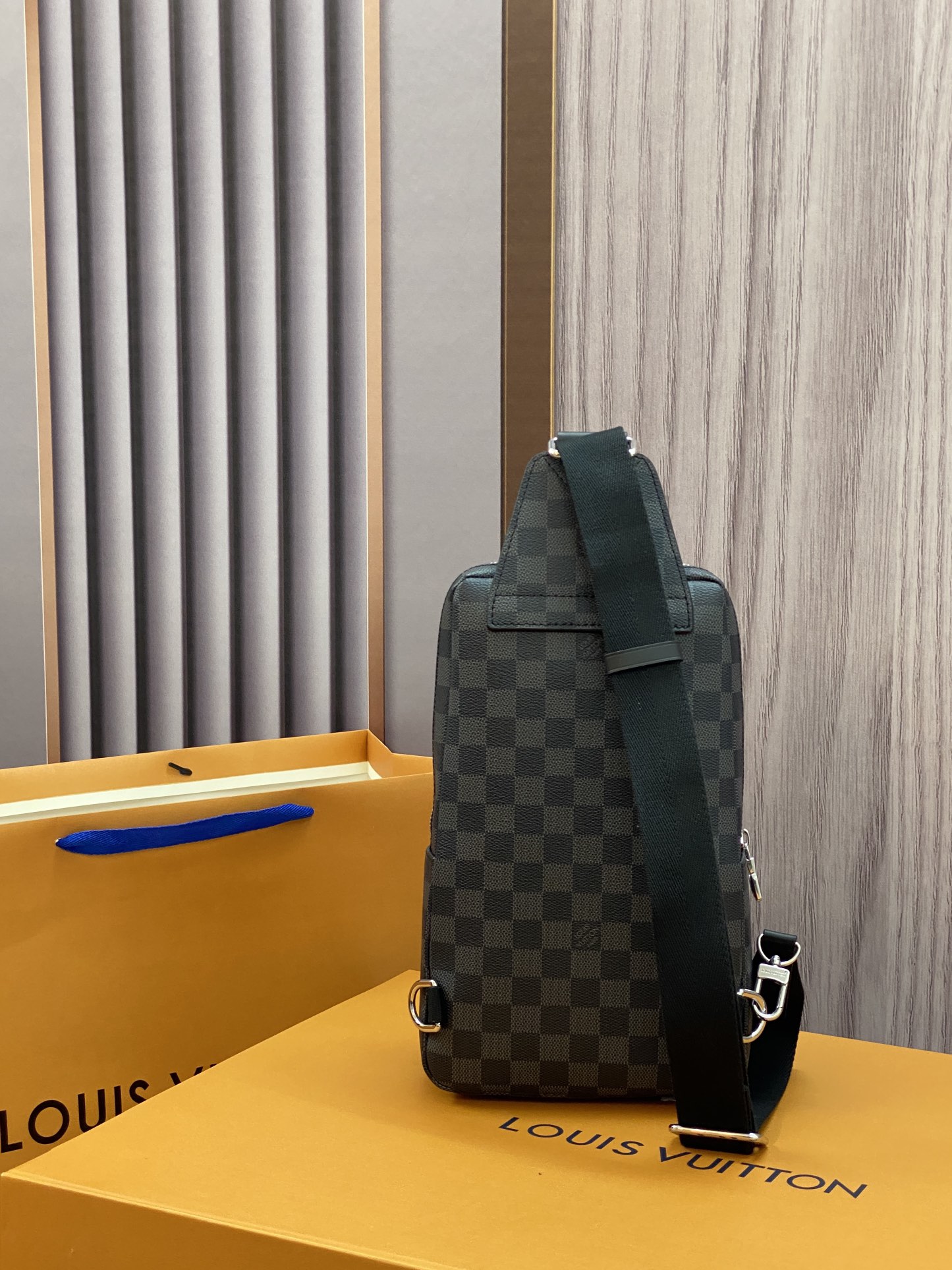 LV 單肩包N41719 AVENUE SLING BAG雙拉鏈開合設計¥1980.00-頂級1:1精品高仿包包香港台灣批發價格推薦微信哪裡買