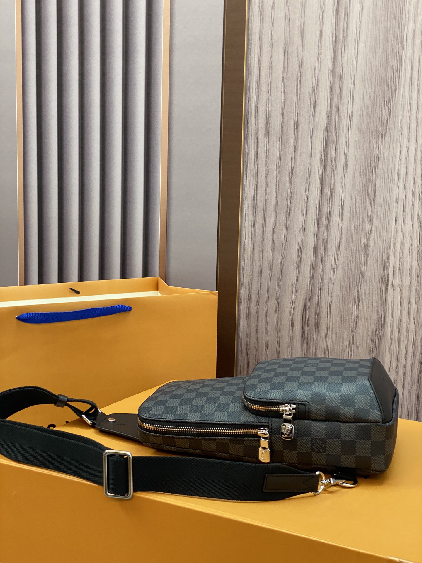 LV 單肩包N41719 AVENUE SLING BAG雙拉鏈開合設計¥1980.00-頂級1:1精品高仿包包香港台灣批發價格推薦微信哪裡買