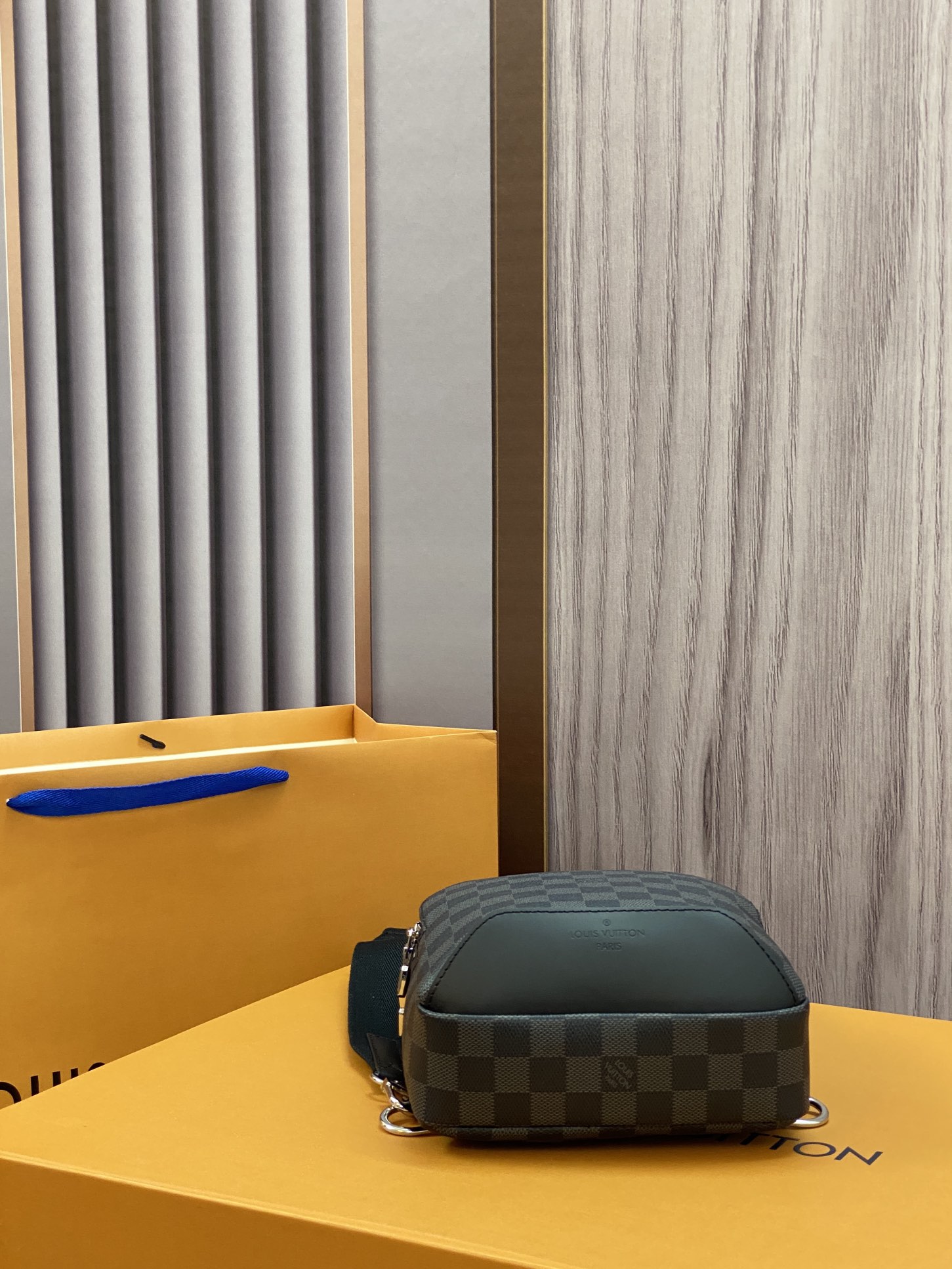 LV 單肩包N41719 AVENUE SLING BAG雙拉鏈開合設計¥1980.00-頂級1:1精品高仿包包香港台灣批發價格推薦微信哪裡買