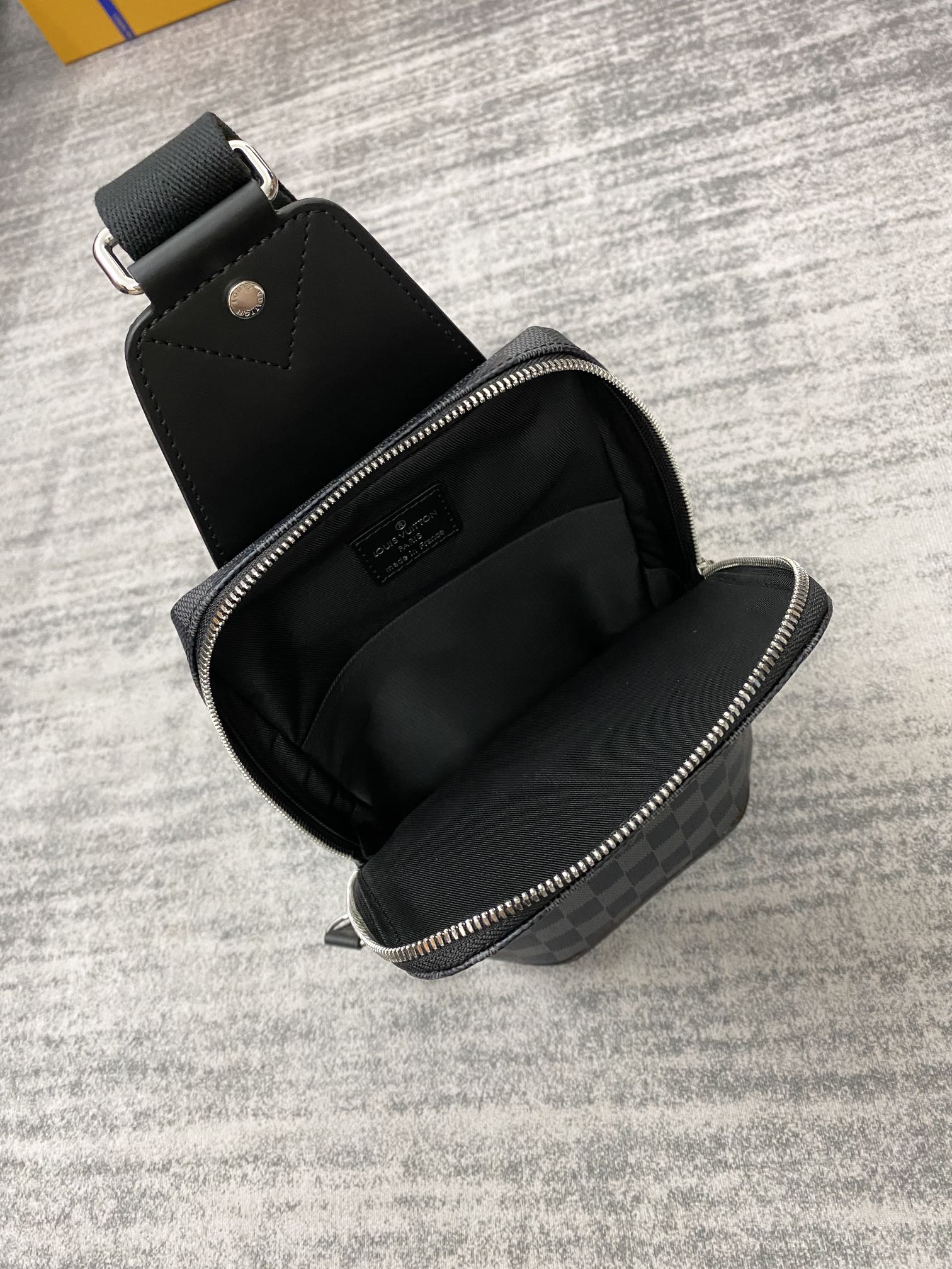LV 單肩包N41719 AVENUE SLING BAG雙拉鏈開合設計¥1980.00-頂級1:1精品高仿包包香港台灣批發價格推薦微信哪裡買