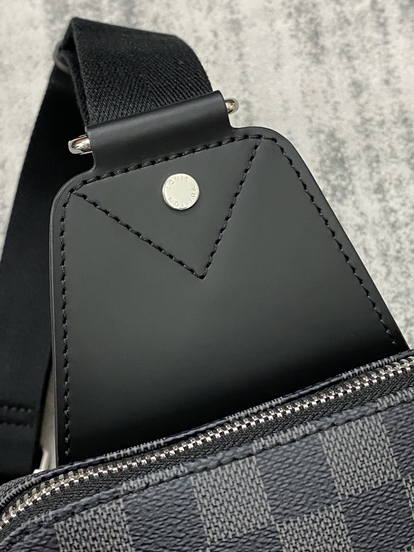LV 單肩包N41719 AVENUE SLING BAG雙拉鏈開合設計¥1980.00-頂級1:1精品高仿包包香港台灣批發價格推薦微信哪裡買