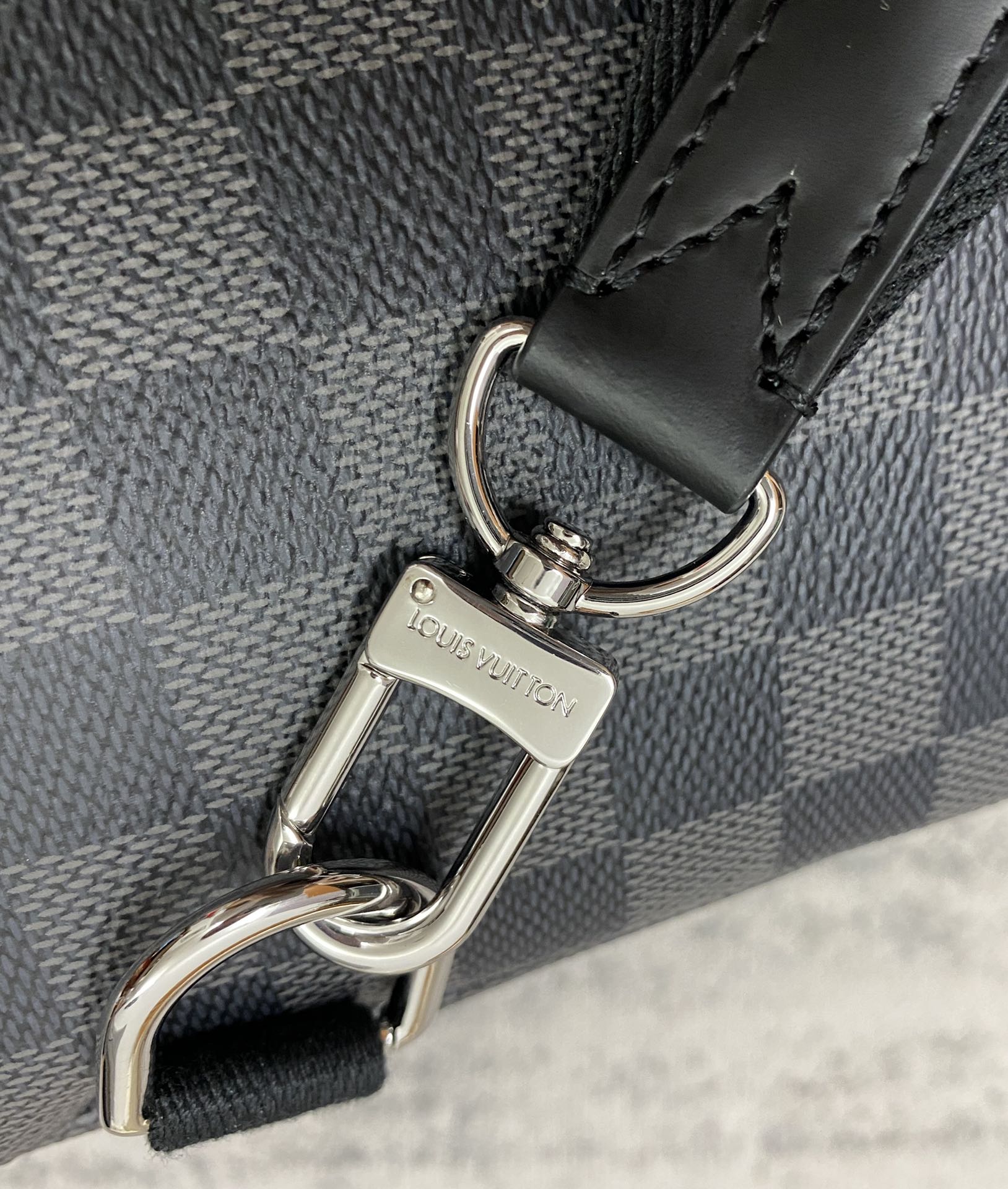 LV 單肩包N41719 AVENUE SLING BAG雙拉鏈開合設計¥1980.00-頂級1:1精品高仿包包香港台灣批發價格推薦微信哪裡買