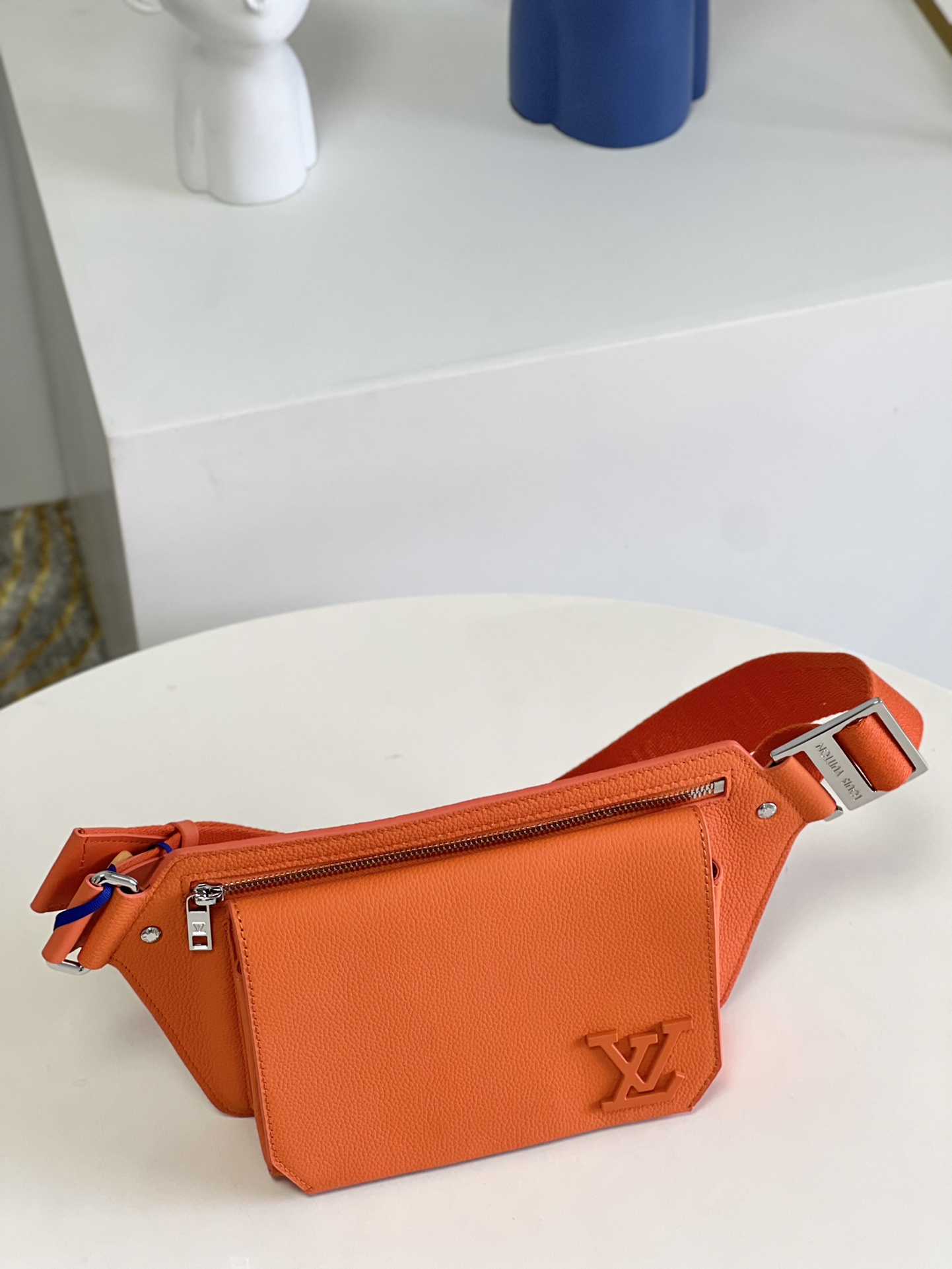 LV Aerogram牛皮New Sling 胸包 M59625¥1480.00-頂級1:1精品高仿包包香港台灣批發價格推薦微信哪裡買