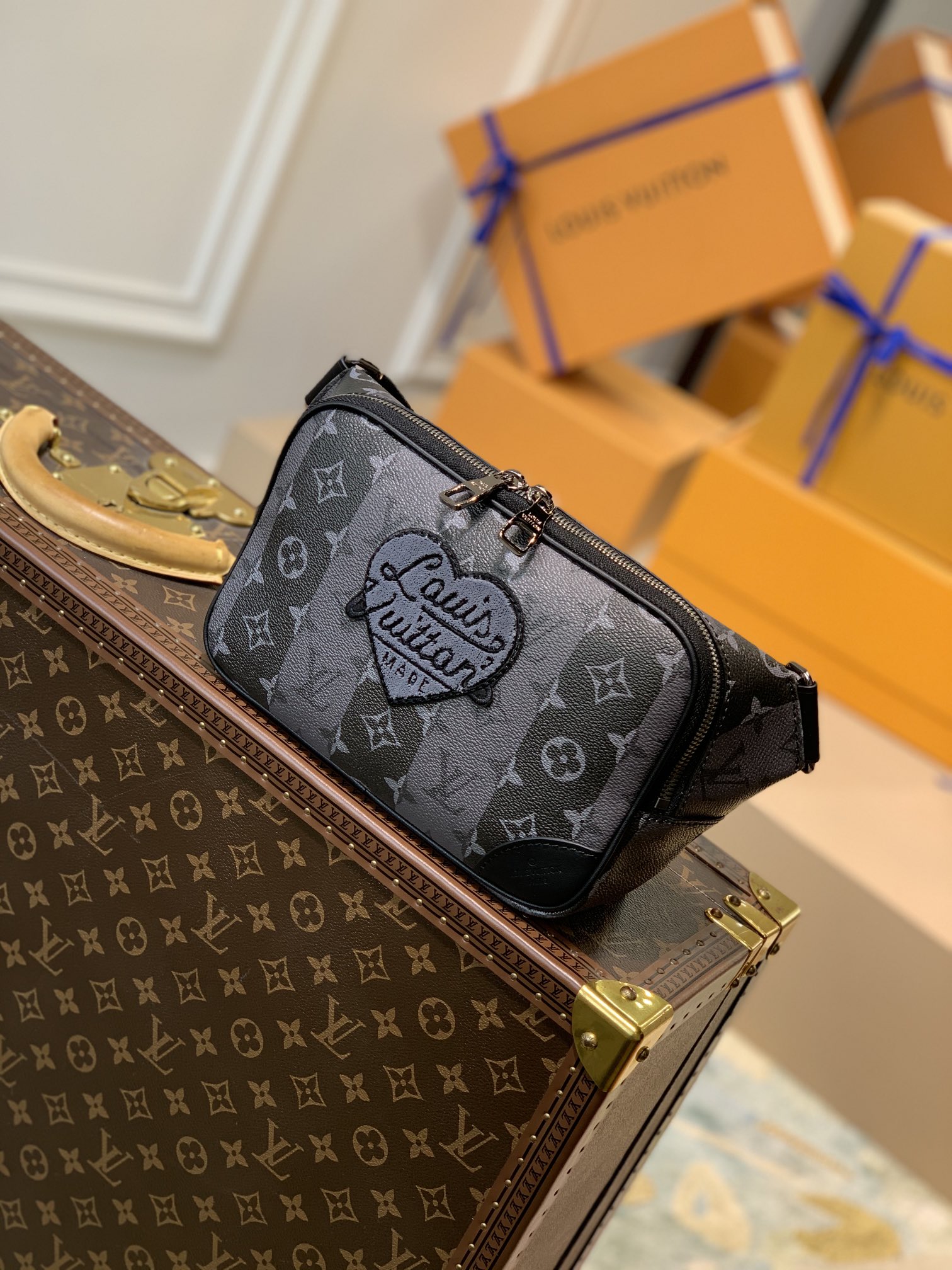 Louis Vuitton LV New Sling Bag 字樣心形貼飾腰包 M59338¥1480.00-頂級1:1精品高仿包包香港台灣批發價格推薦微信哪裡買
