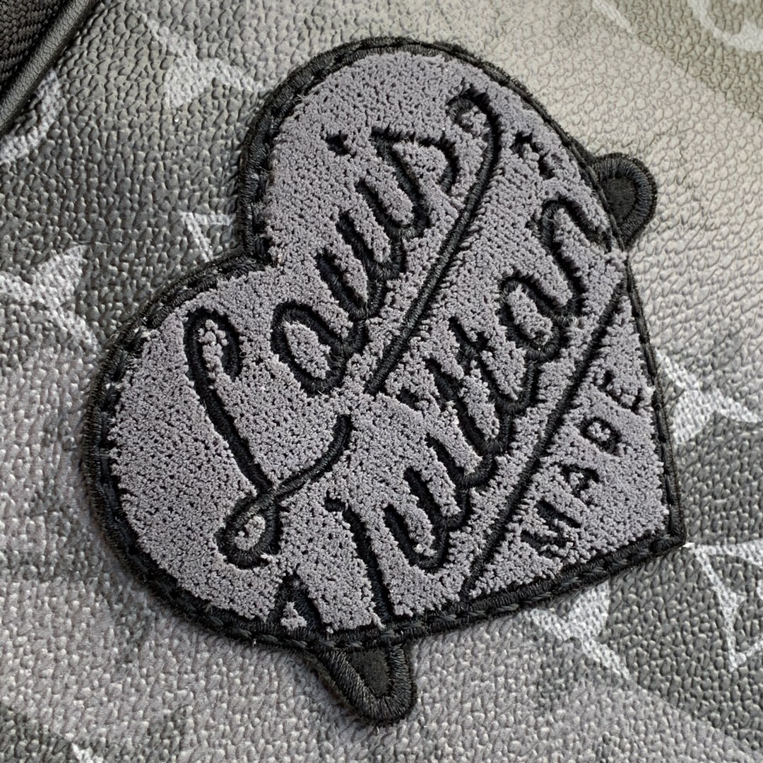 Louis Vuitton LV New Sling Bag 字樣心形貼飾腰包 M59338¥1480.00-頂級1:1精品高仿包包香港台灣批發價格推薦微信哪裡買