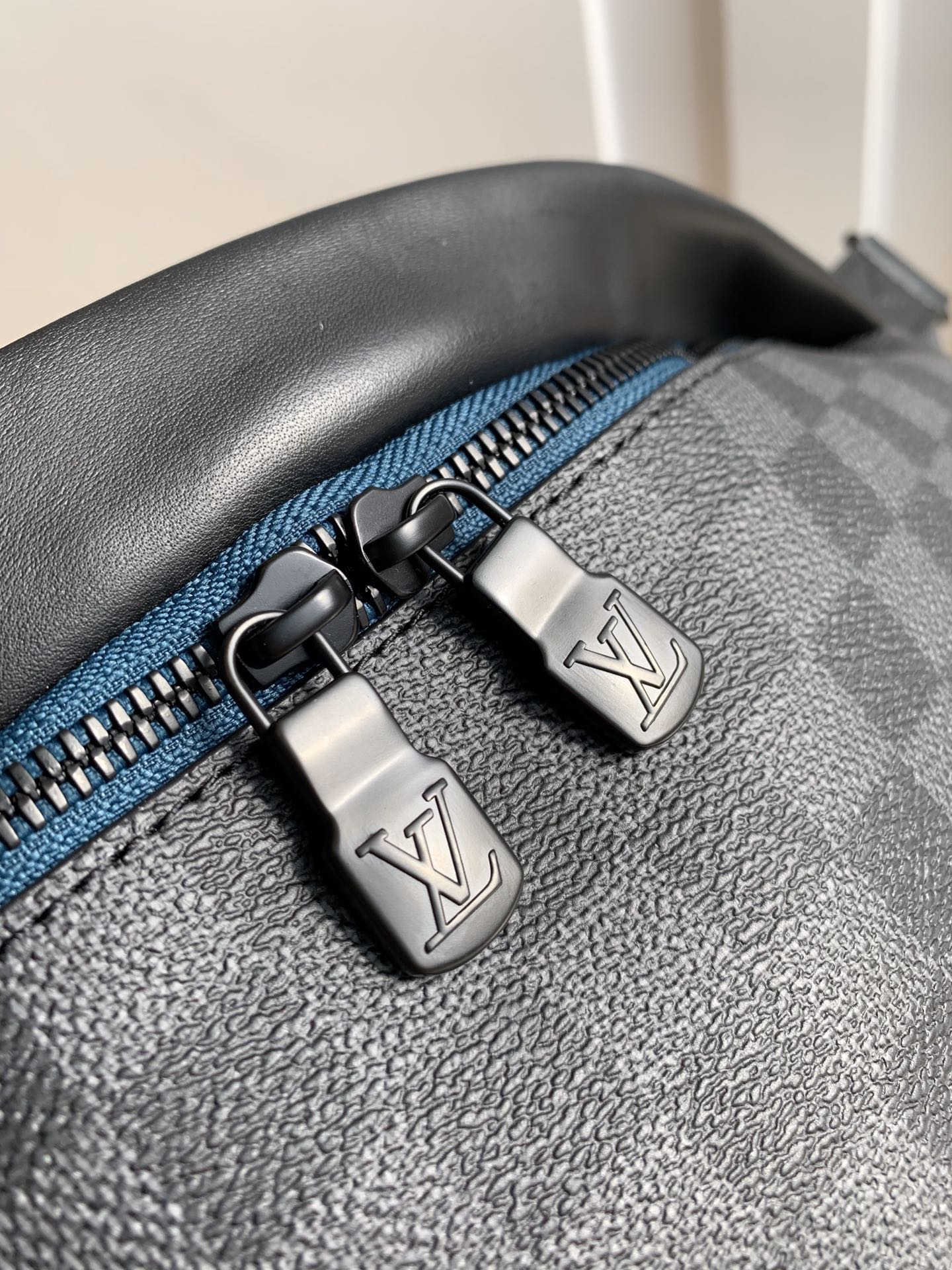 Louis Vuitton LV BUMBAG 腰包 M40187黑格¥1380.00-頂級1:1精品高仿包包香港台灣批發價格推薦微信哪裡買