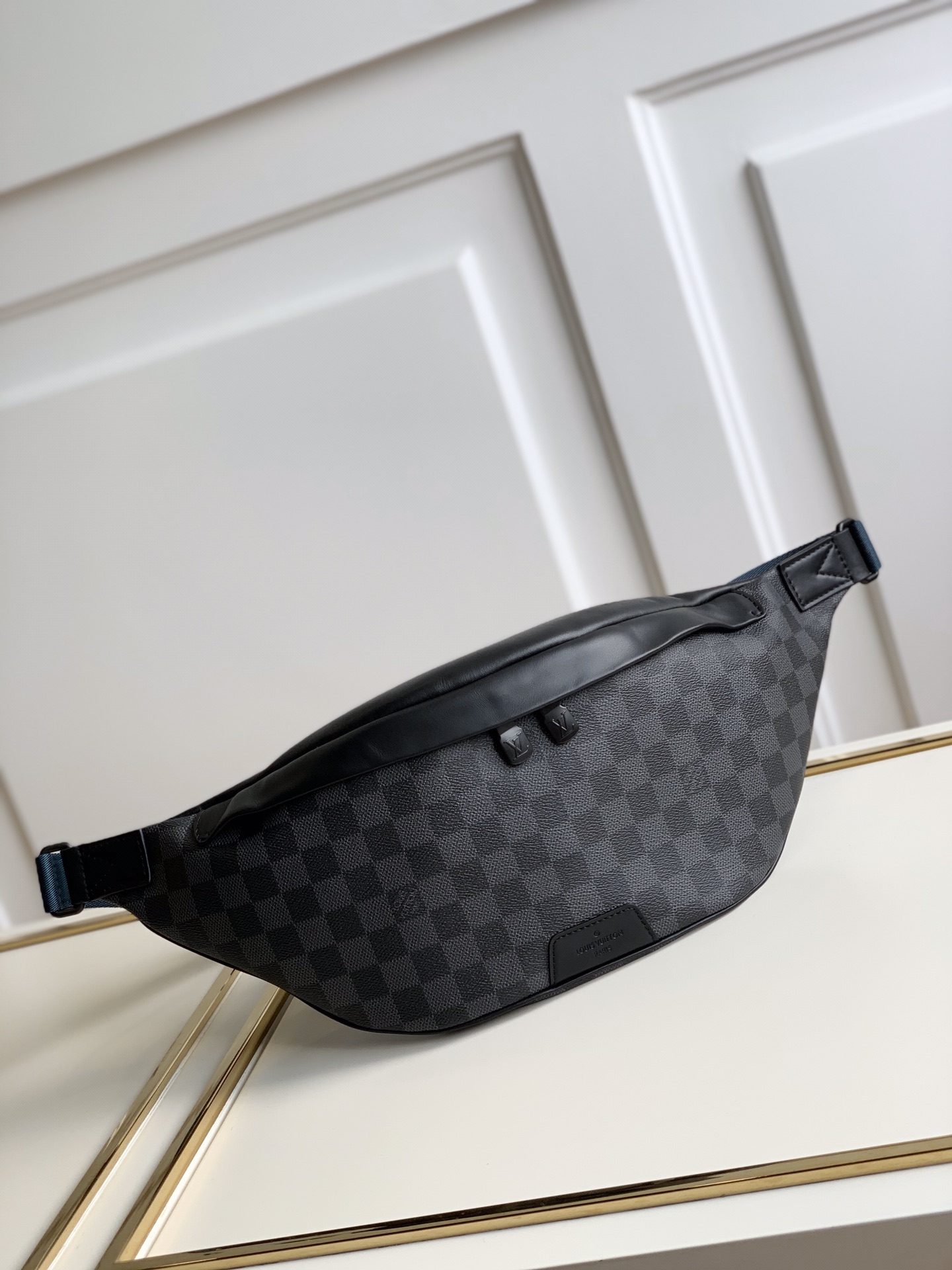 Louis Vuitton LV BUMBAG 腰包 M40187黑格¥1380.00-頂級1:1精品高仿包包香港台灣批發價格推薦微信哪裡買