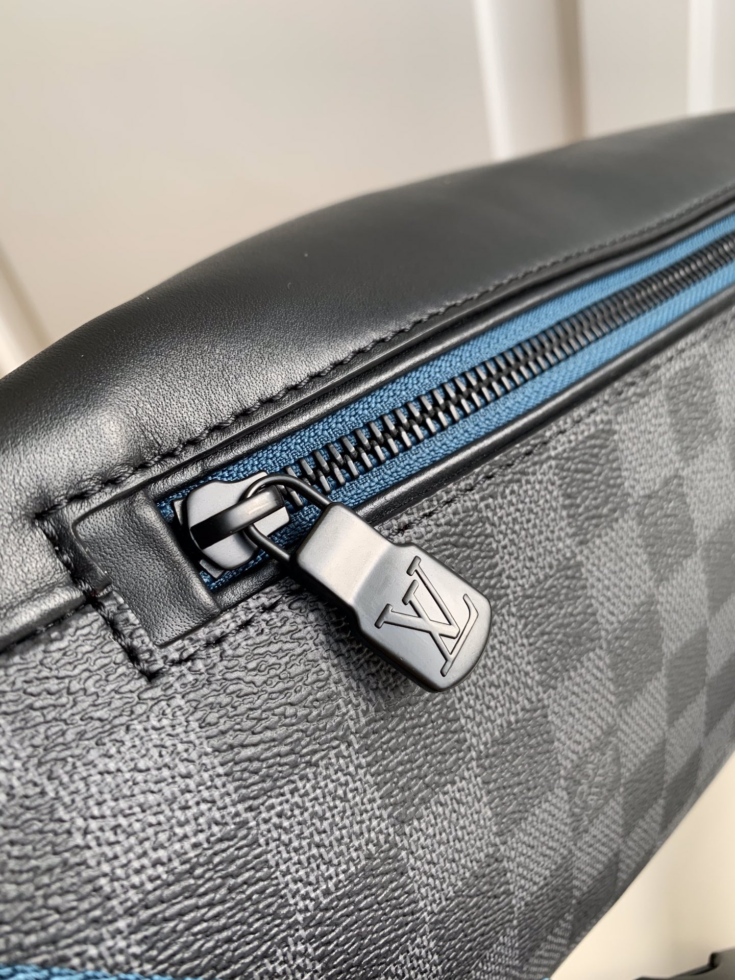 Louis Vuitton LV BUMBAG 腰包 M40187黑格¥1380.00-頂級1:1精品高仿包包香港台灣批發價格推薦微信哪裡買