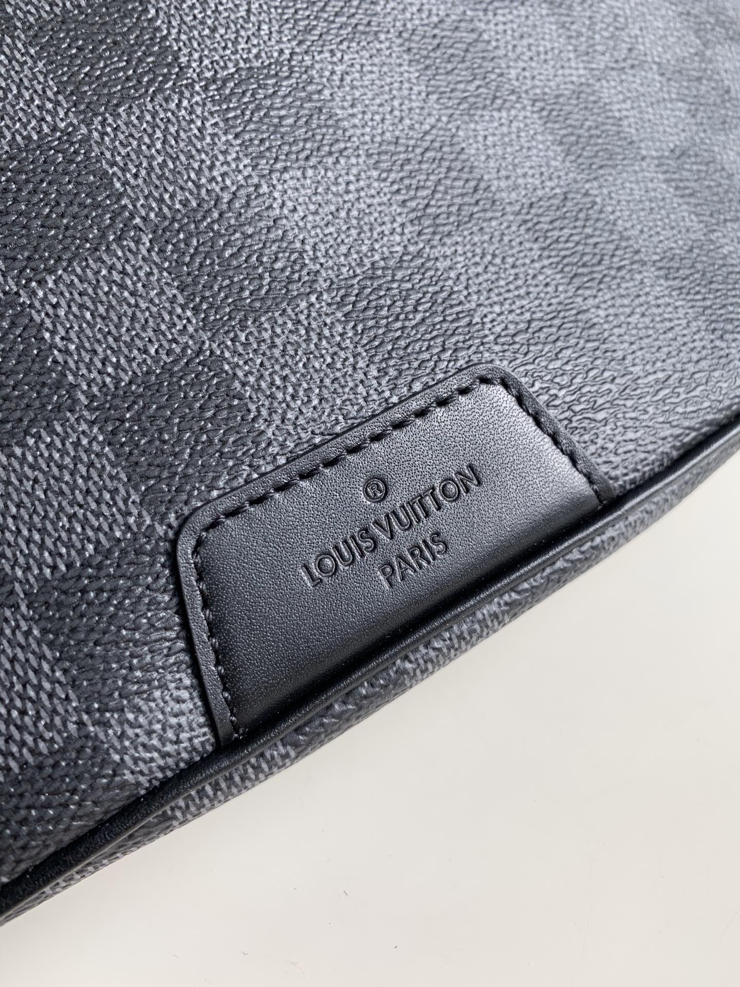 Louis Vuitton LV BUMBAG 腰包 M40187黑格¥1380.00-頂級1:1精品高仿包包香港台灣批發價格推薦微信哪裡買