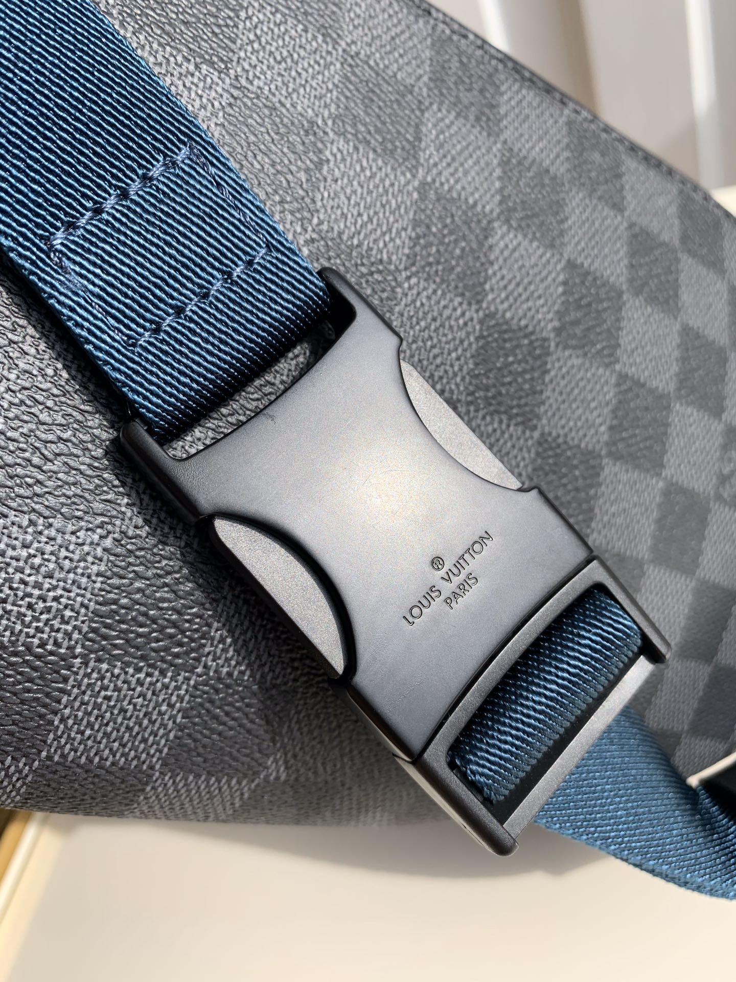 Louis Vuitton LV BUMBAG 腰包 M40187黑格¥1380.00-頂級1:1精品高仿包包香港台灣批發價格推薦微信哪裡買