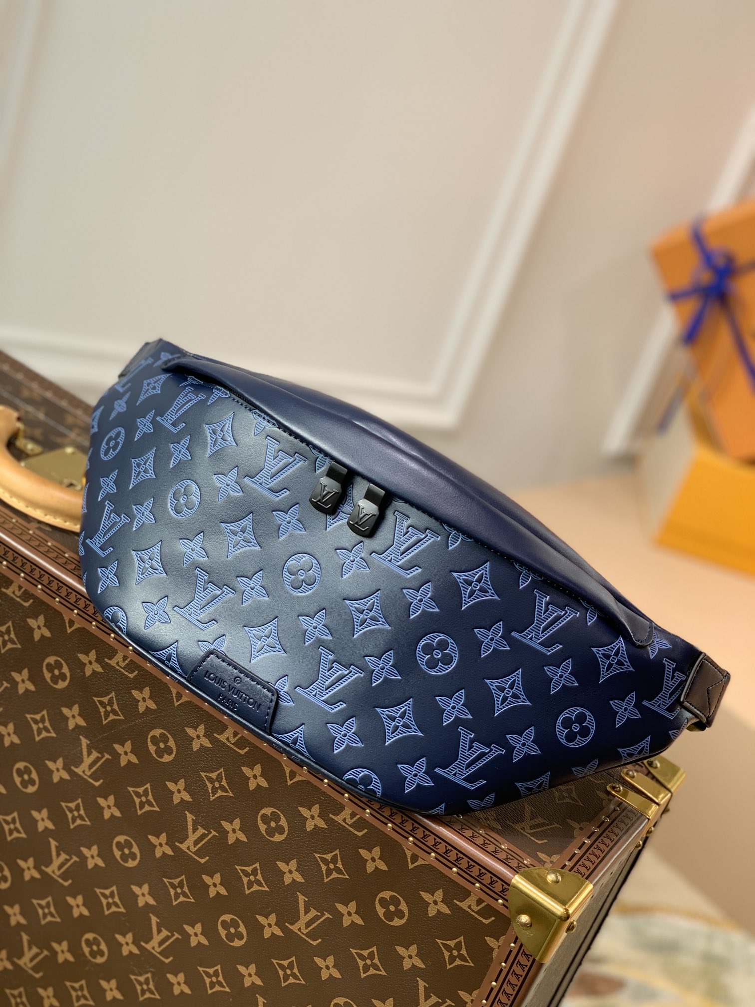 Louis Vuitton LV Discovery 原單腰包 M45729藍色¥1380.00-頂級1:1精品高仿包包香港台灣批發價格推薦微信哪裡買