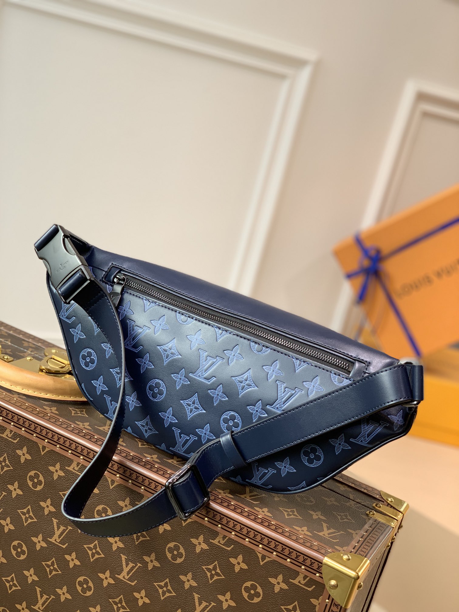 Louis Vuitton LV Discovery 原單腰包 M45729藍色¥1380.00-頂級1:1精品高仿包包香港台灣批發價格推薦微信哪裡買