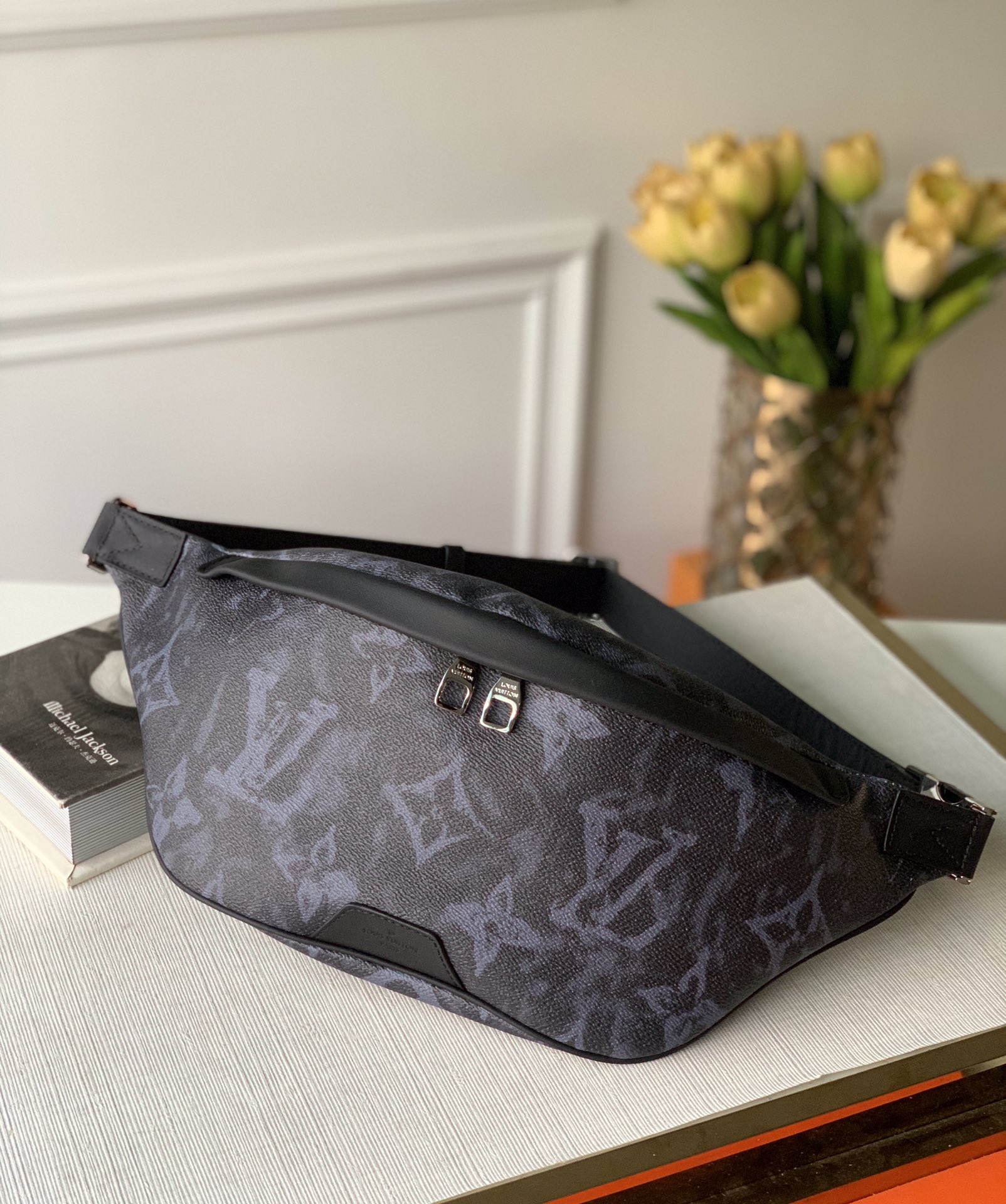 Louis Vuitton LV Discovery 腰包 M57276¥1,480.00-頂級1:1精品高仿包包香港台灣批發價格推薦微信哪裡買