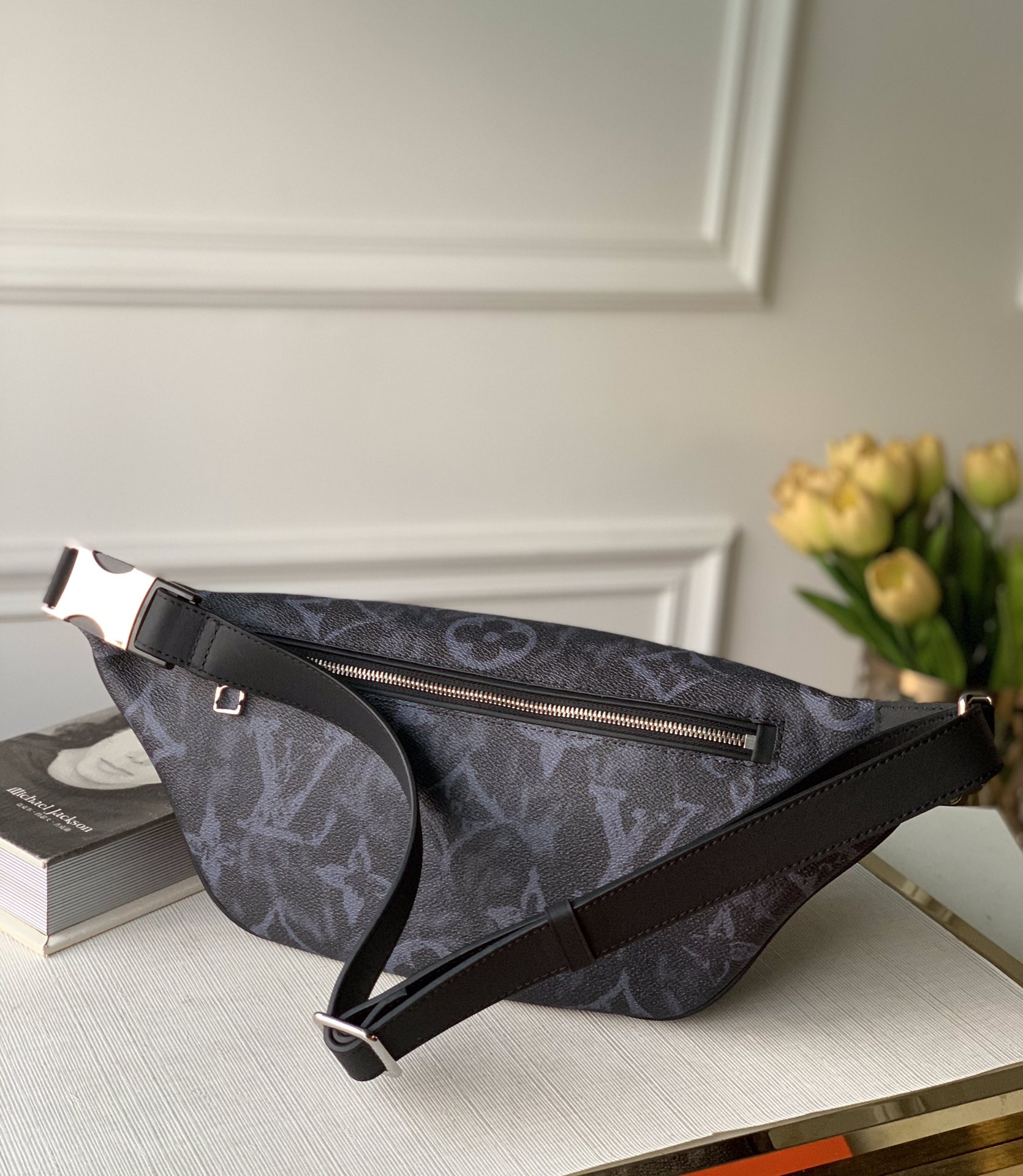 Louis Vuitton LV Discovery 腰包 M57276¥1,480.00-頂級1:1精品高仿包包香港台灣批發價格推薦微信哪裡買