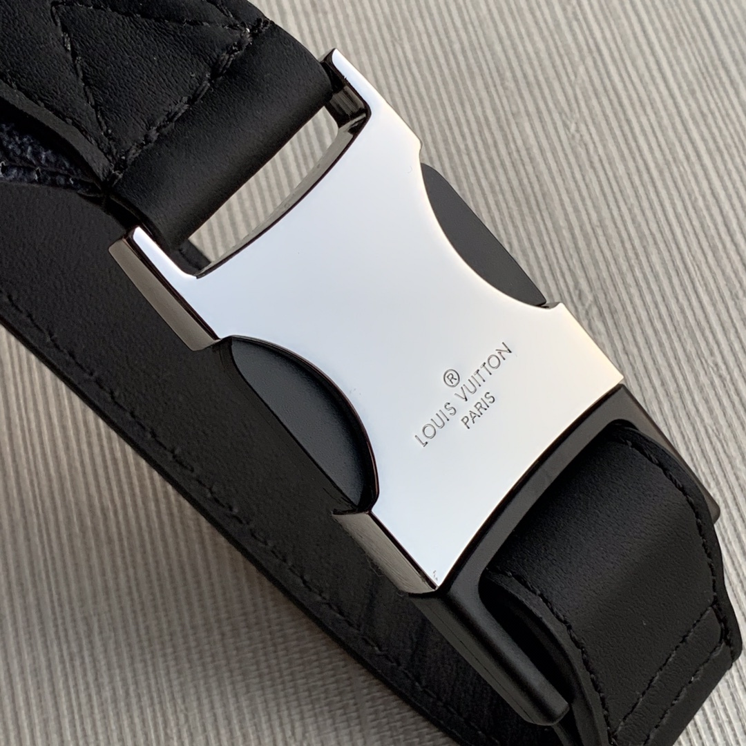 Louis Vuitton LV Discovery 腰包 M57276¥1,480.00-頂級1:1精品高仿包包香港台灣批發價格推薦微信哪裡買