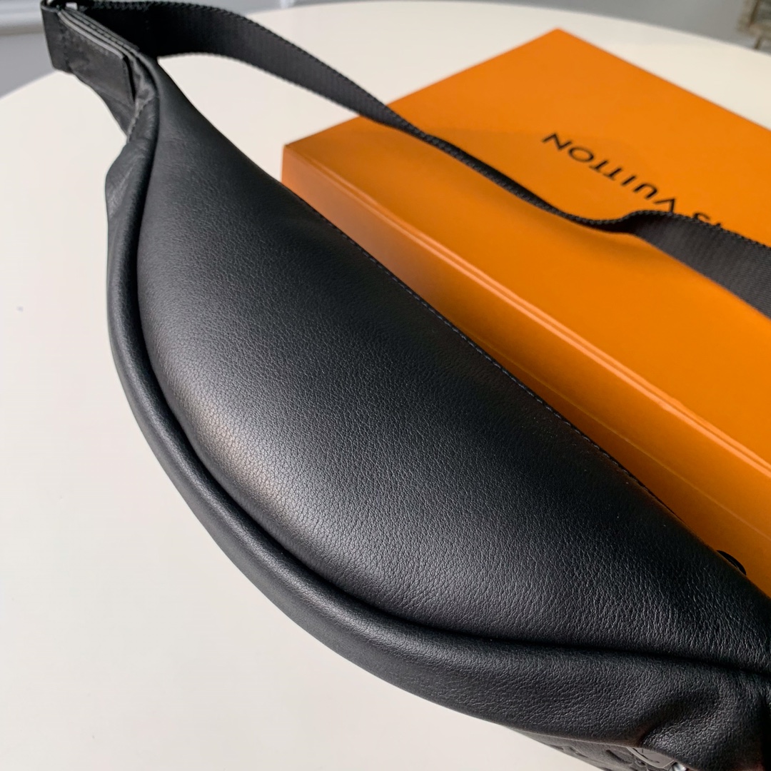 Louis Vuitton腰包 LV斜挎包 Discovery Bumbag M44388肩背包¥1,480.00-頂級1:1精品高仿包包香港台灣批發價格推薦微信哪裡買