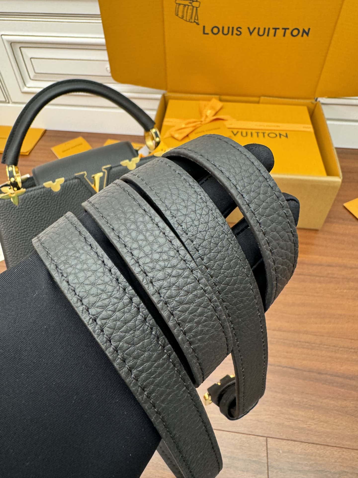 LV M54663特正版 Capucines 中號手袋¥3,480.00-頂級1:1精品高仿包包香港台灣批發價格推薦微信哪裡買
