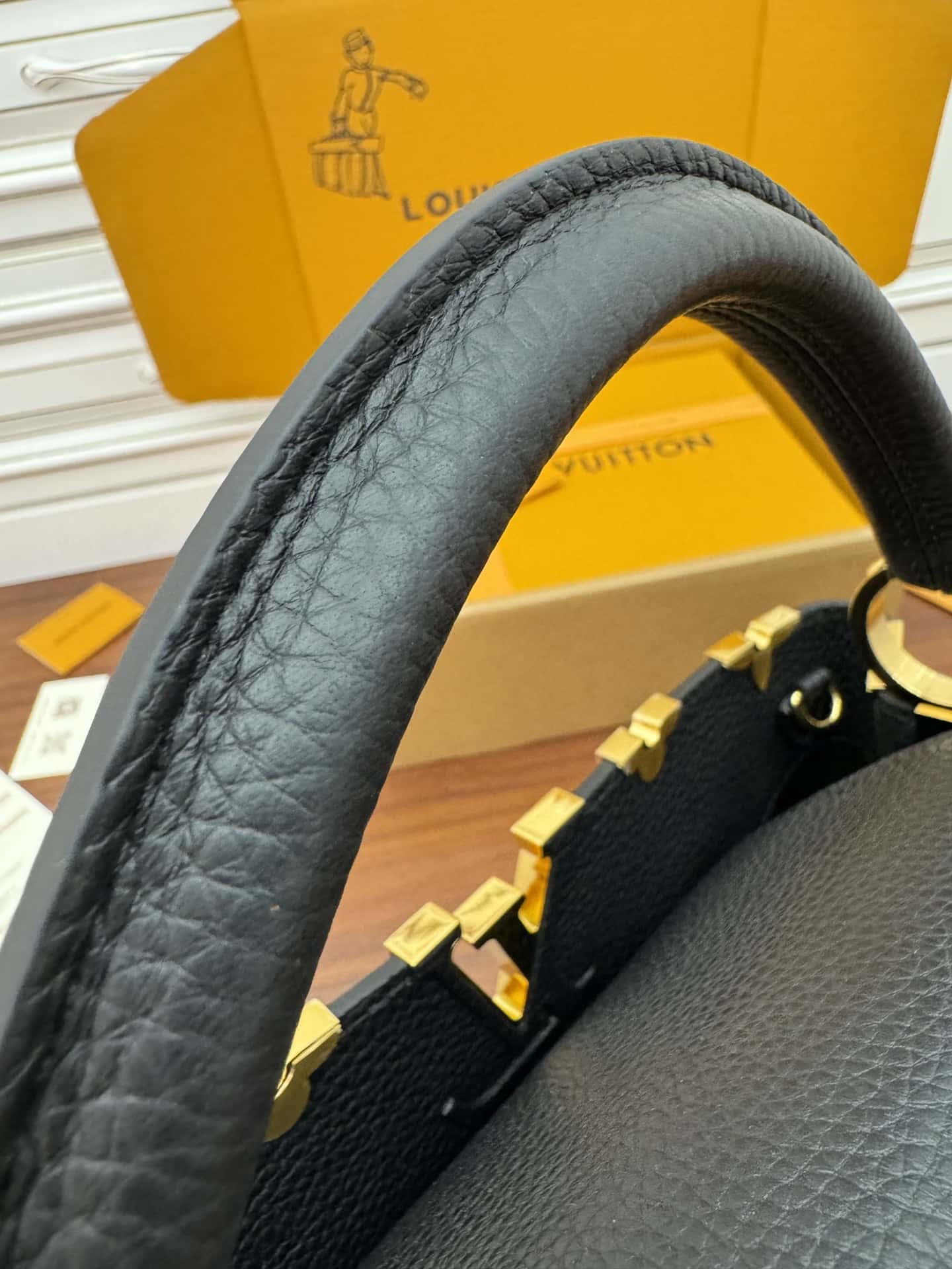 LV M54663特正版 Capucines 中號手袋¥3,480.00-頂級1:1精品高仿包包香港台灣批發價格推薦微信哪裡買