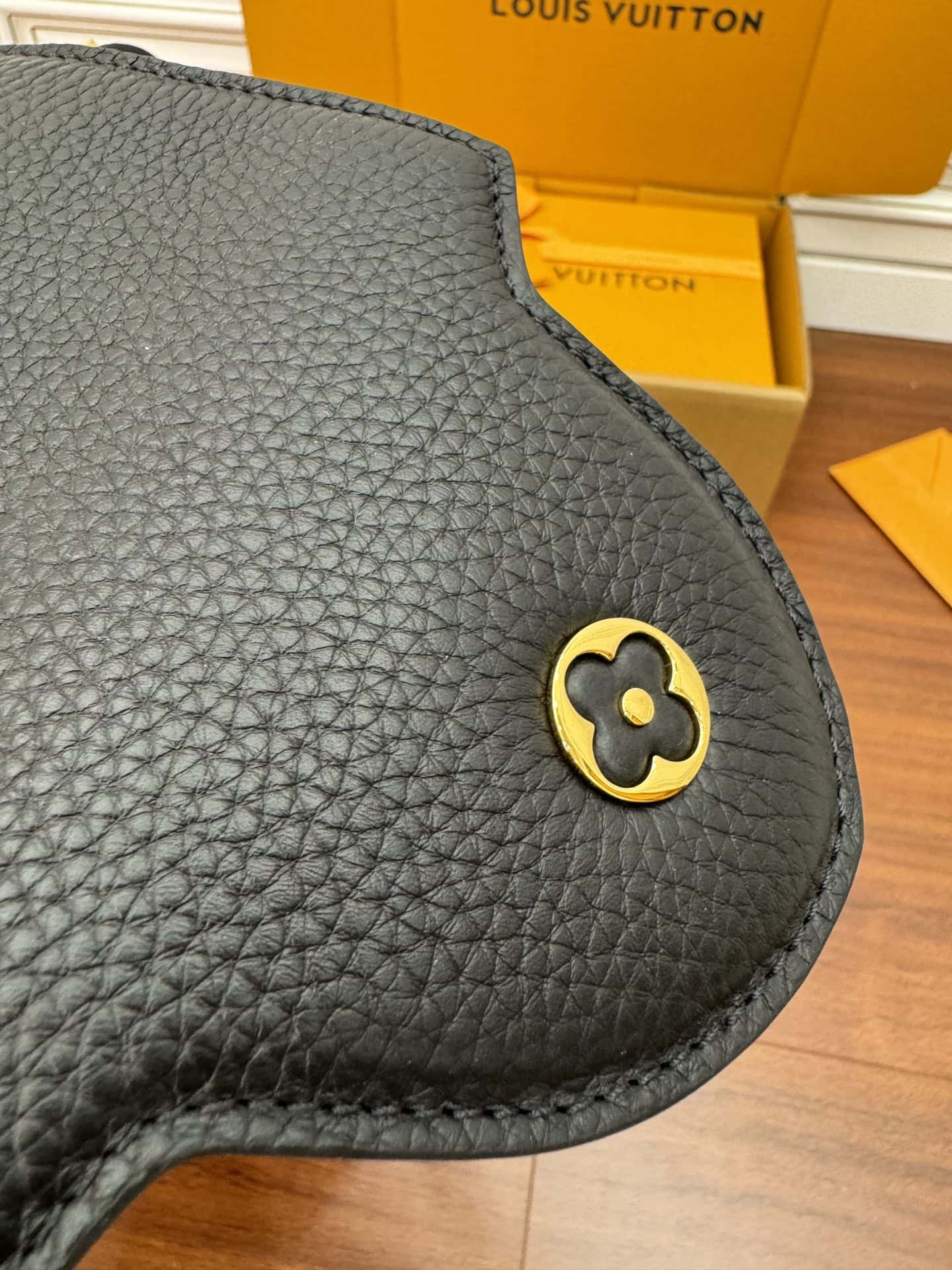 LV M54663特正版 Capucines 中號手袋¥3,480.00-頂級1:1精品高仿包包香港台灣批發價格推薦微信哪裡買