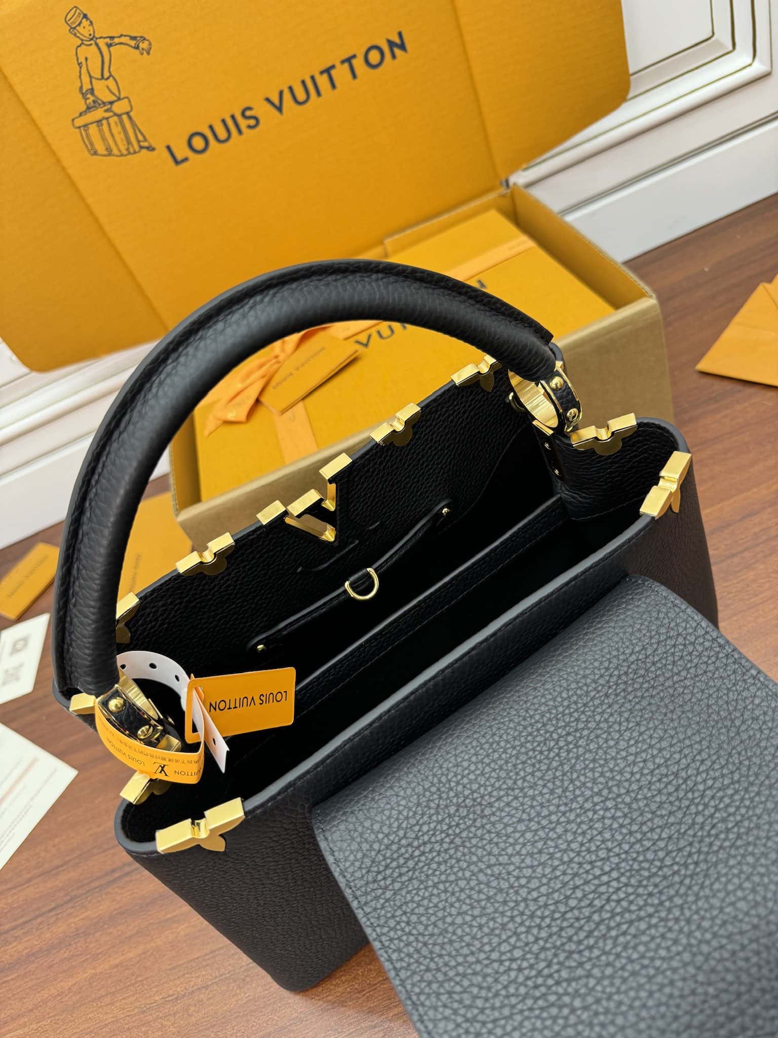 LV M54663特正版 Capucines 中號手袋¥3,480.00-頂級1:1精品高仿包包香港台灣批發價格推薦微信哪裡買