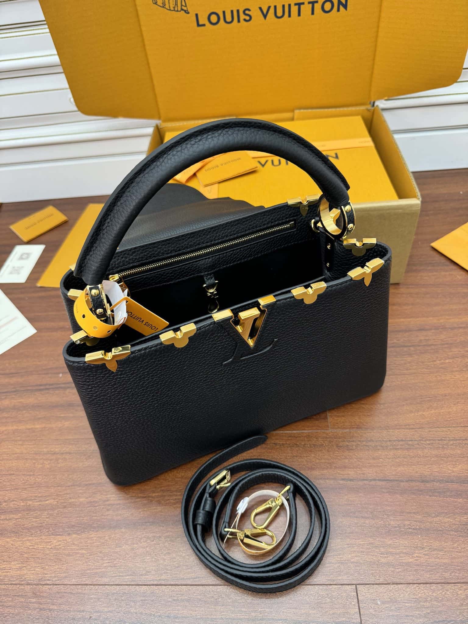 LV M54663特正版 Capucines 中號手袋¥3,480.00-頂級1:1精品高仿包包香港台灣批發價格推薦微信哪裡買