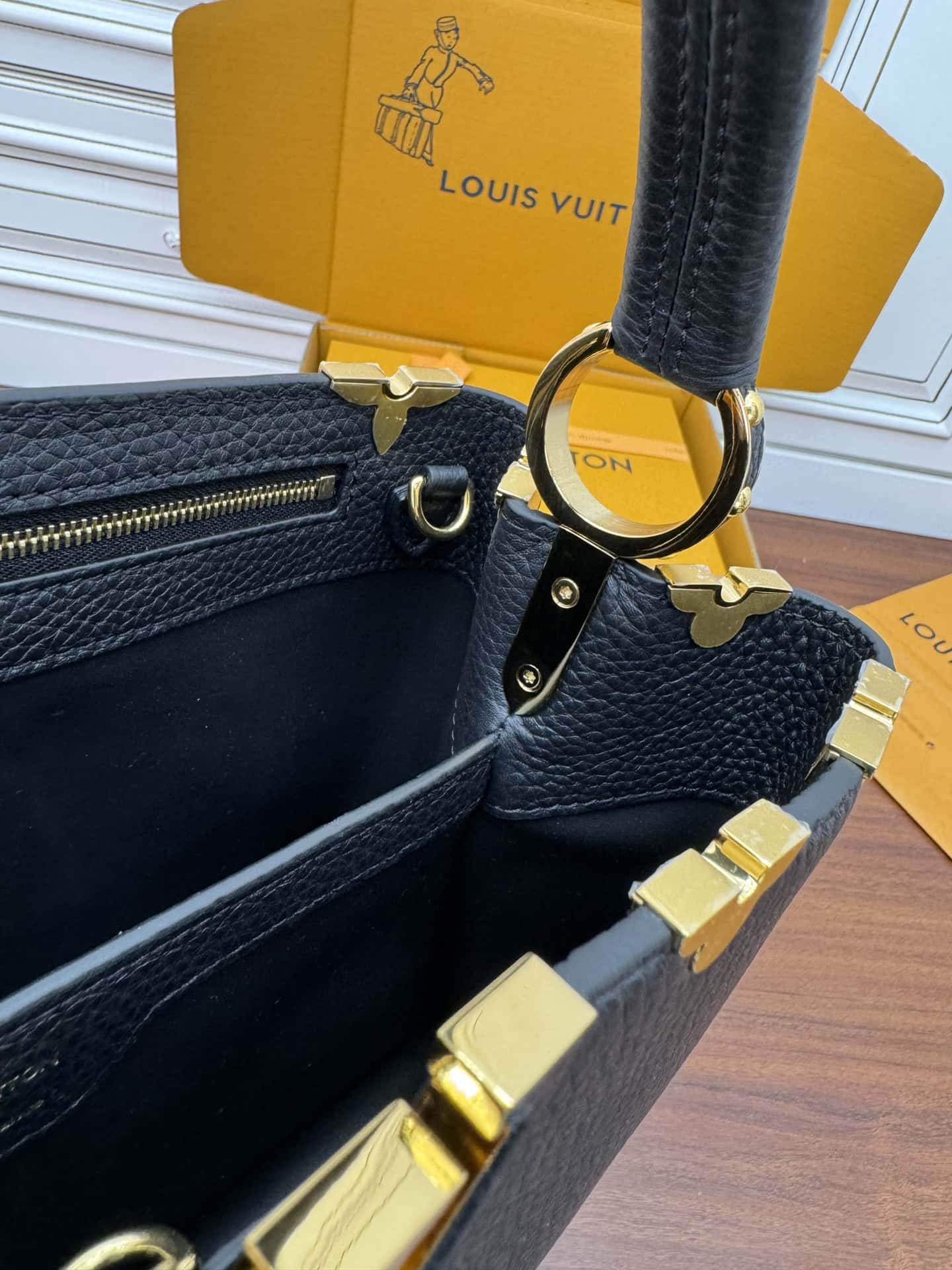 LV M54663特正版 Capucines 中號手袋¥3,480.00-頂級1:1精品高仿包包香港台灣批發價格推薦微信哪裡買