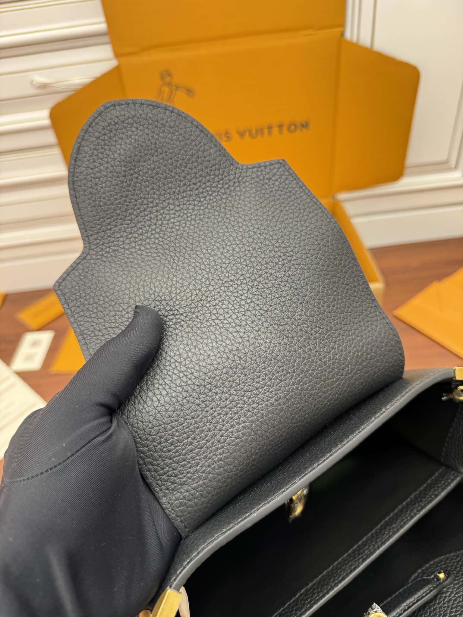 LV M54663特正版 Capucines 中號手袋¥3,480.00-頂級1:1精品高仿包包香港台灣批發價格推薦微信哪裡買