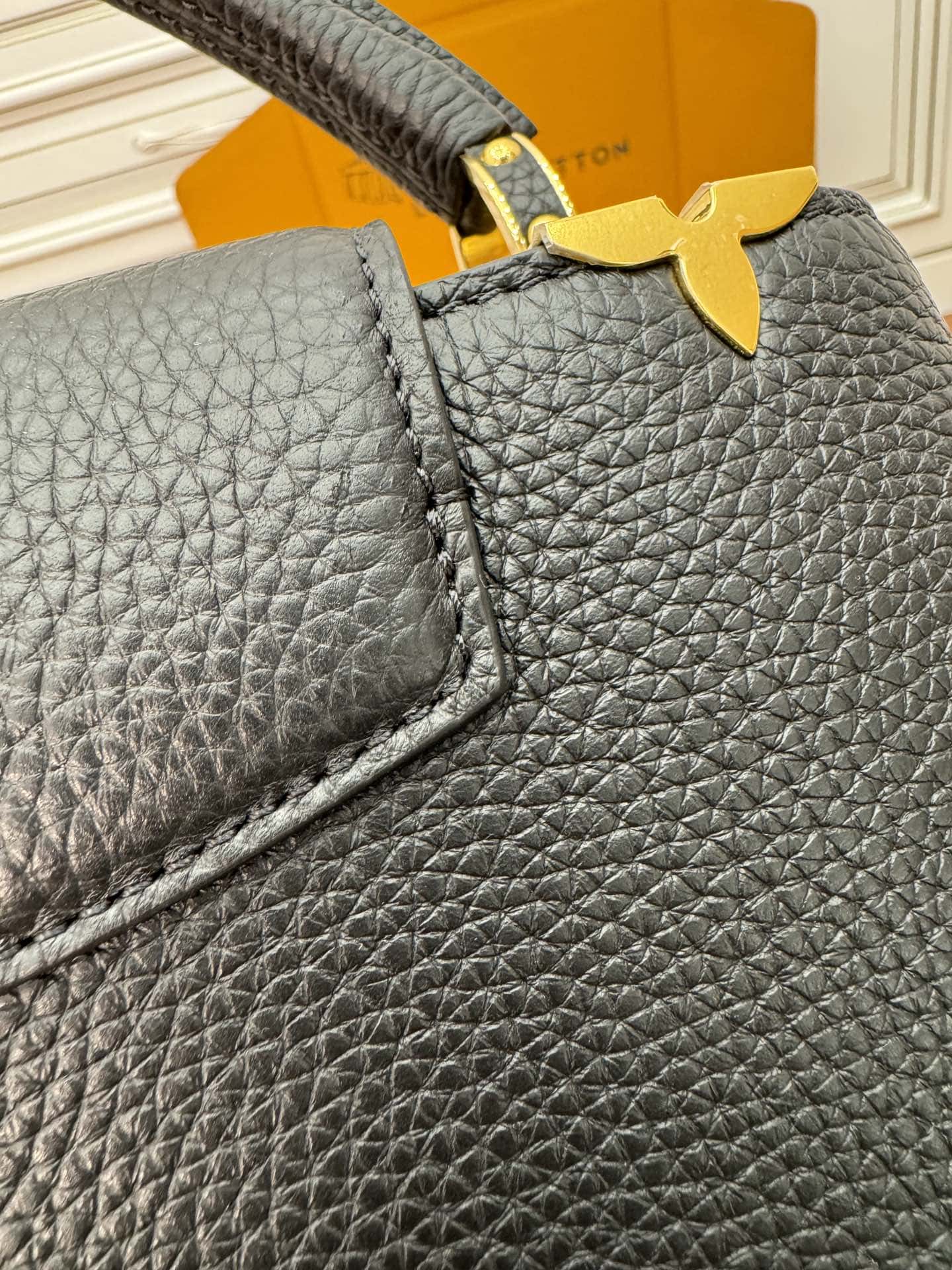 LV M54663特正版 Capucines 中號手袋¥3,480.00-頂級1:1精品高仿包包香港台灣批發價格推薦微信哪裡買