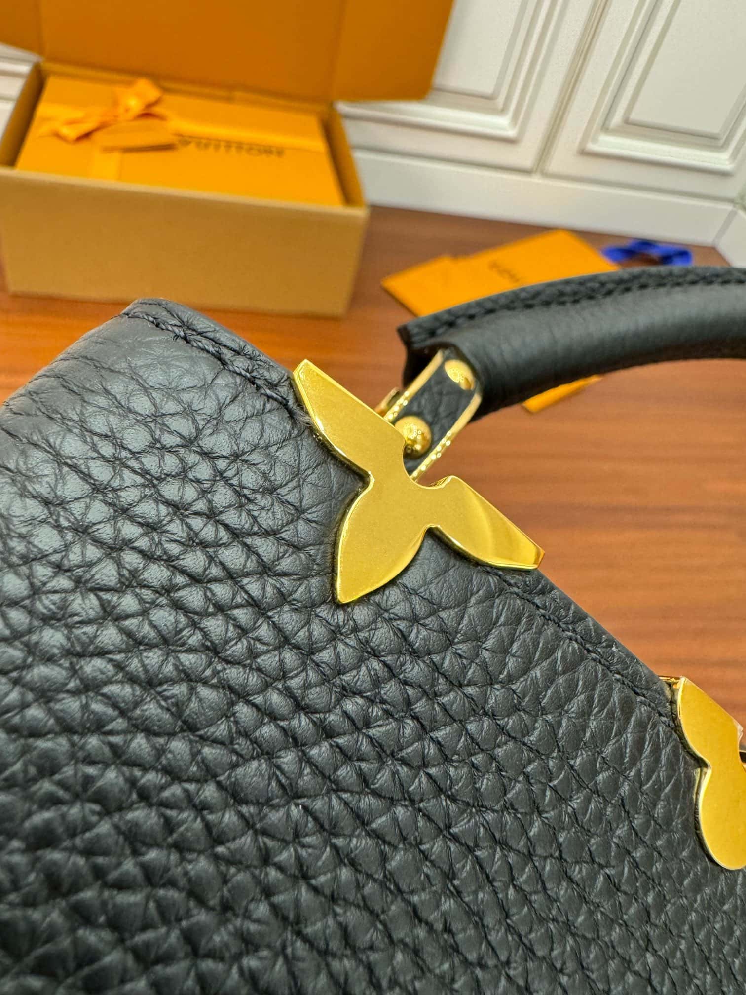 LV M54663特正版 Capucines 中號手袋¥3,480.00-頂級1:1精品高仿包包香港台灣批發價格推薦微信哪裡買