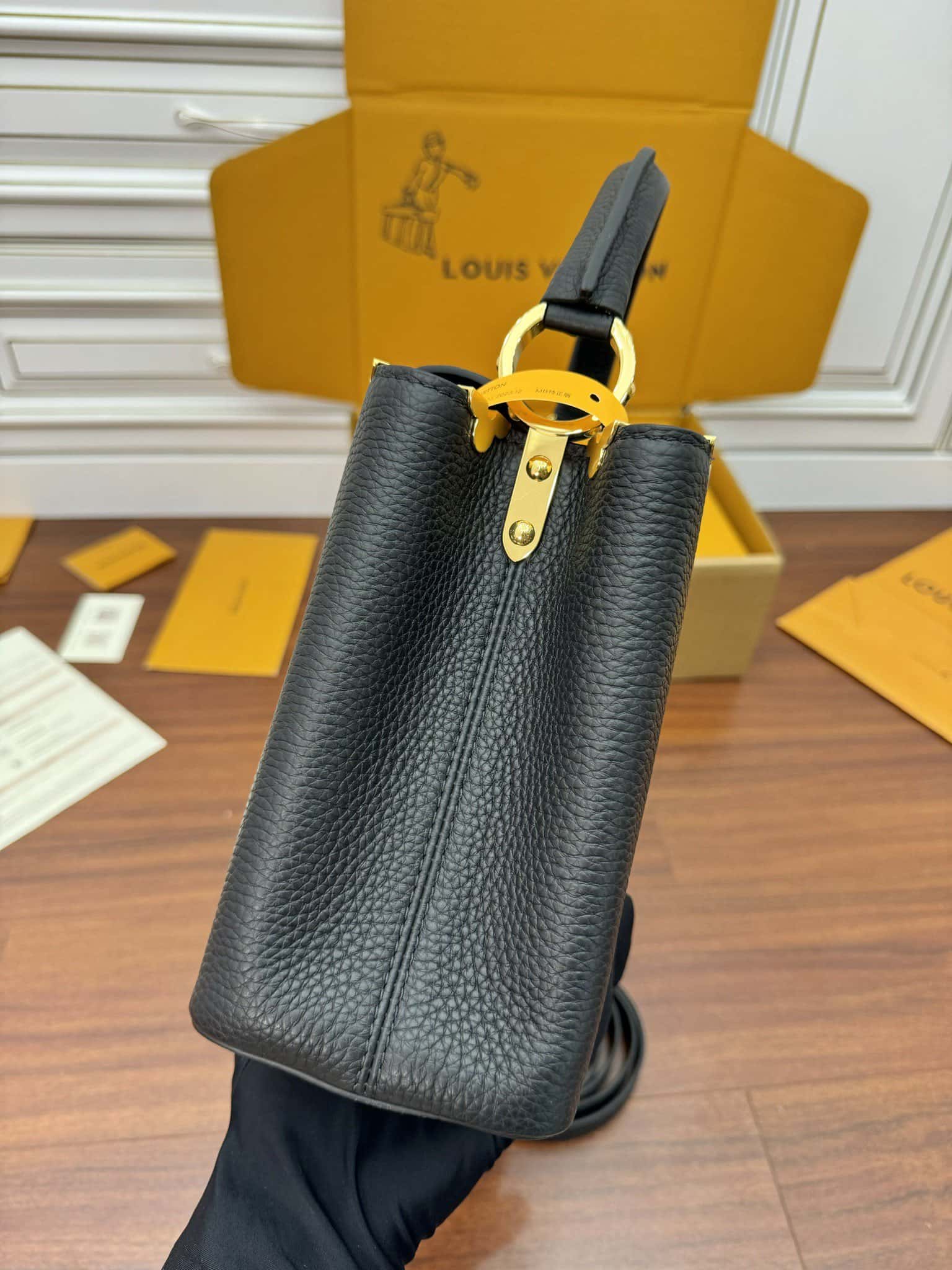 LV M54663特正版 Capucines 中號手袋¥3,480.00-頂級1:1精品高仿包包香港台灣批發價格推薦微信哪裡買