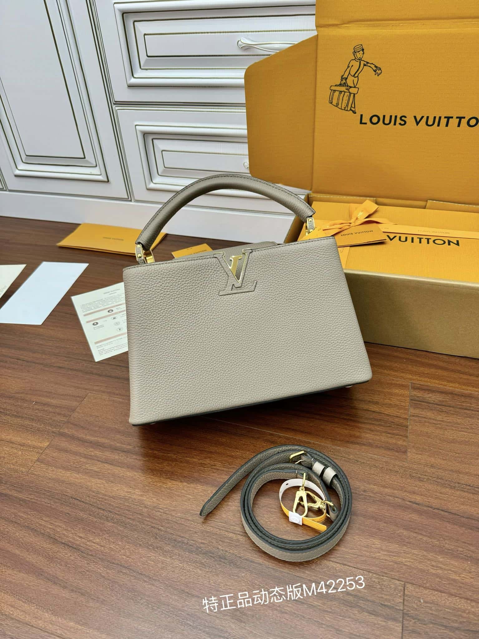 LV M42253特正版 Capucines 中號手袋¥3480.00-頂級1:1精品高仿包包香港台灣批發價格推薦微信哪裡買