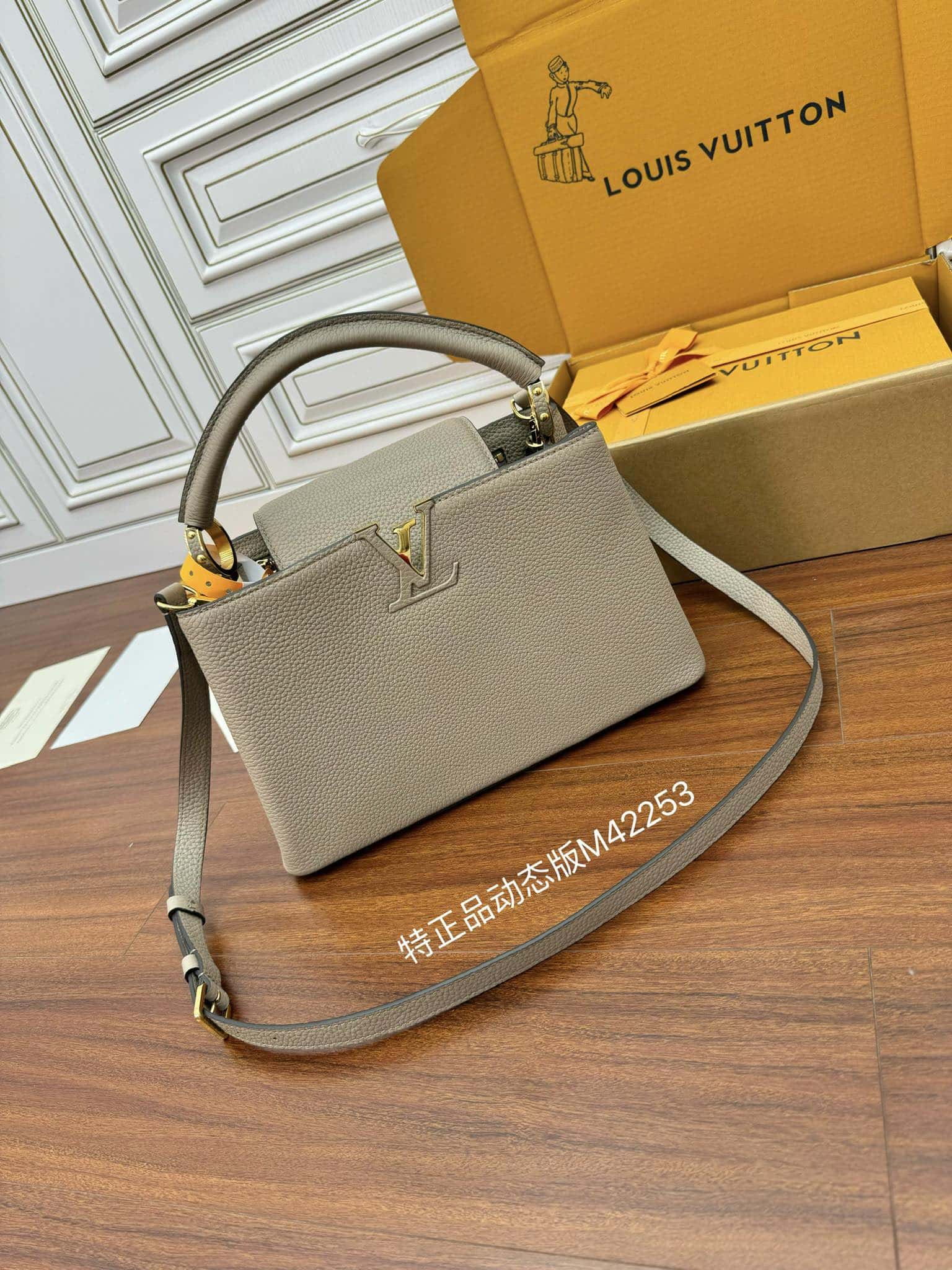 LV M42253特正版 Capucines 中號手袋¥3480.00-頂級1:1精品高仿包包香港台灣批發價格推薦微信哪裡買
