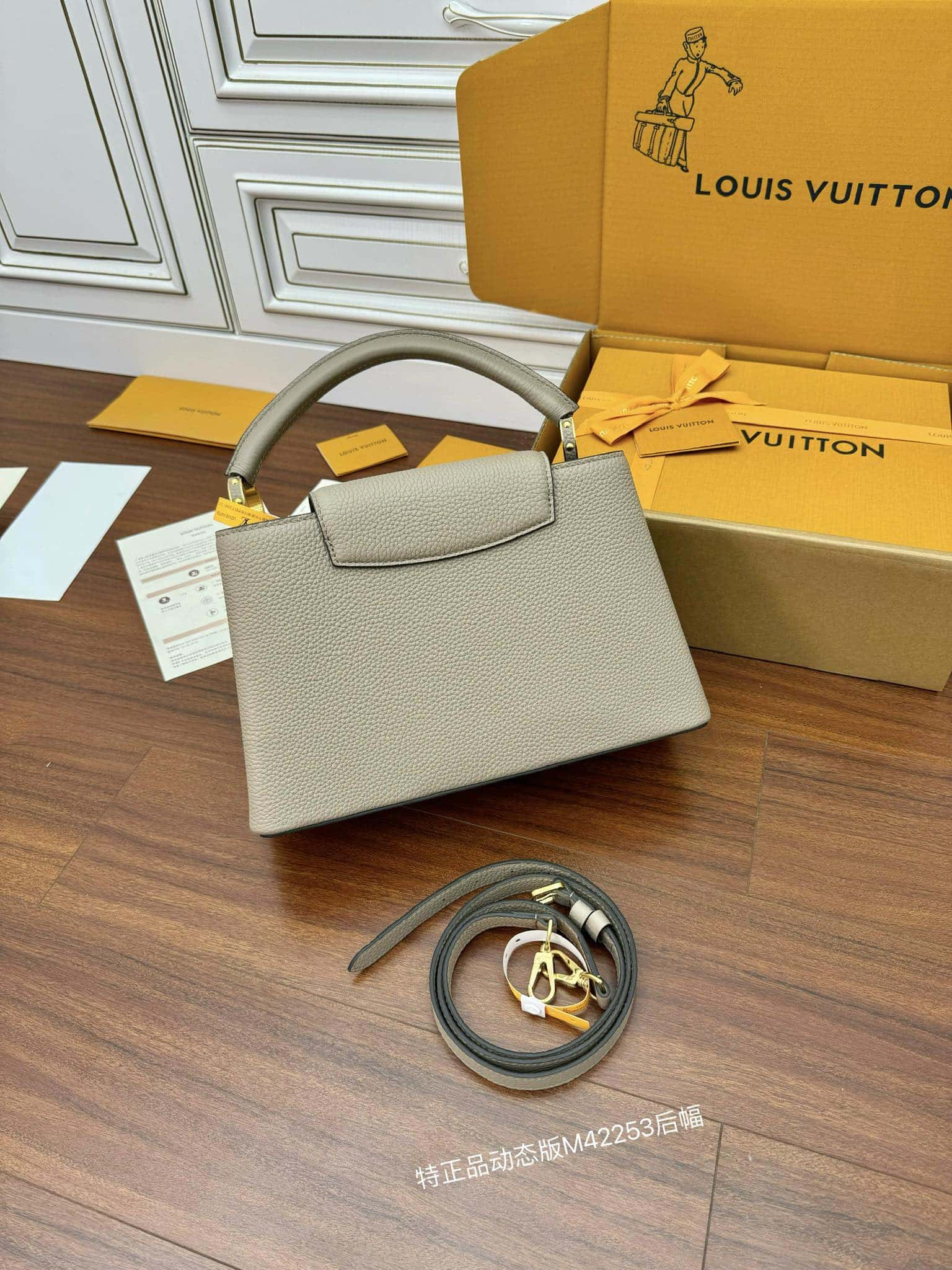 LV M42253特正版 Capucines 中號手袋¥3480.00-頂級1:1精品高仿包包香港台灣批發價格推薦微信哪裡買