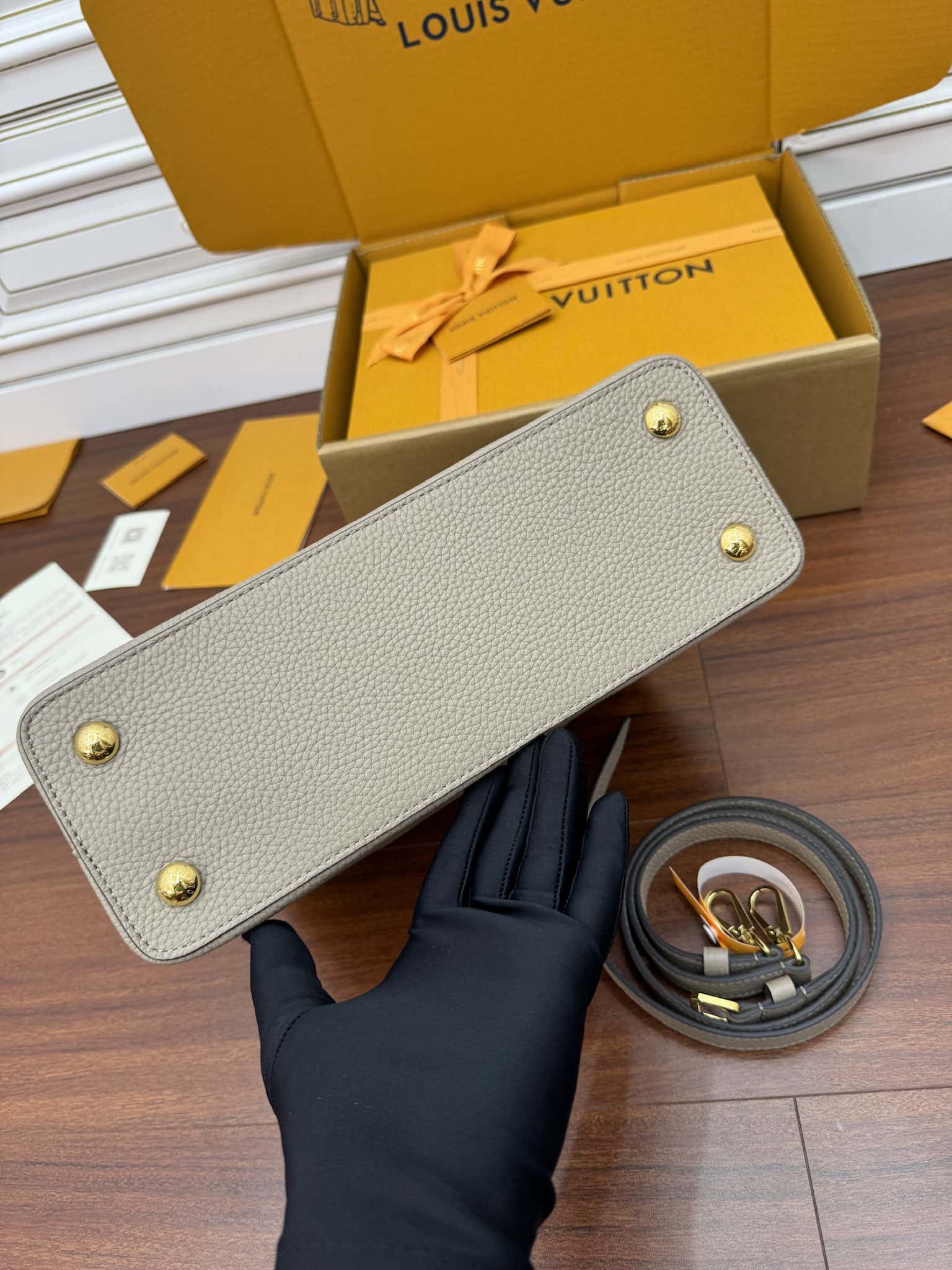 LV M42253特正版 Capucines 中號手袋¥3480.00-頂級1:1精品高仿包包香港台灣批發價格推薦微信哪裡買