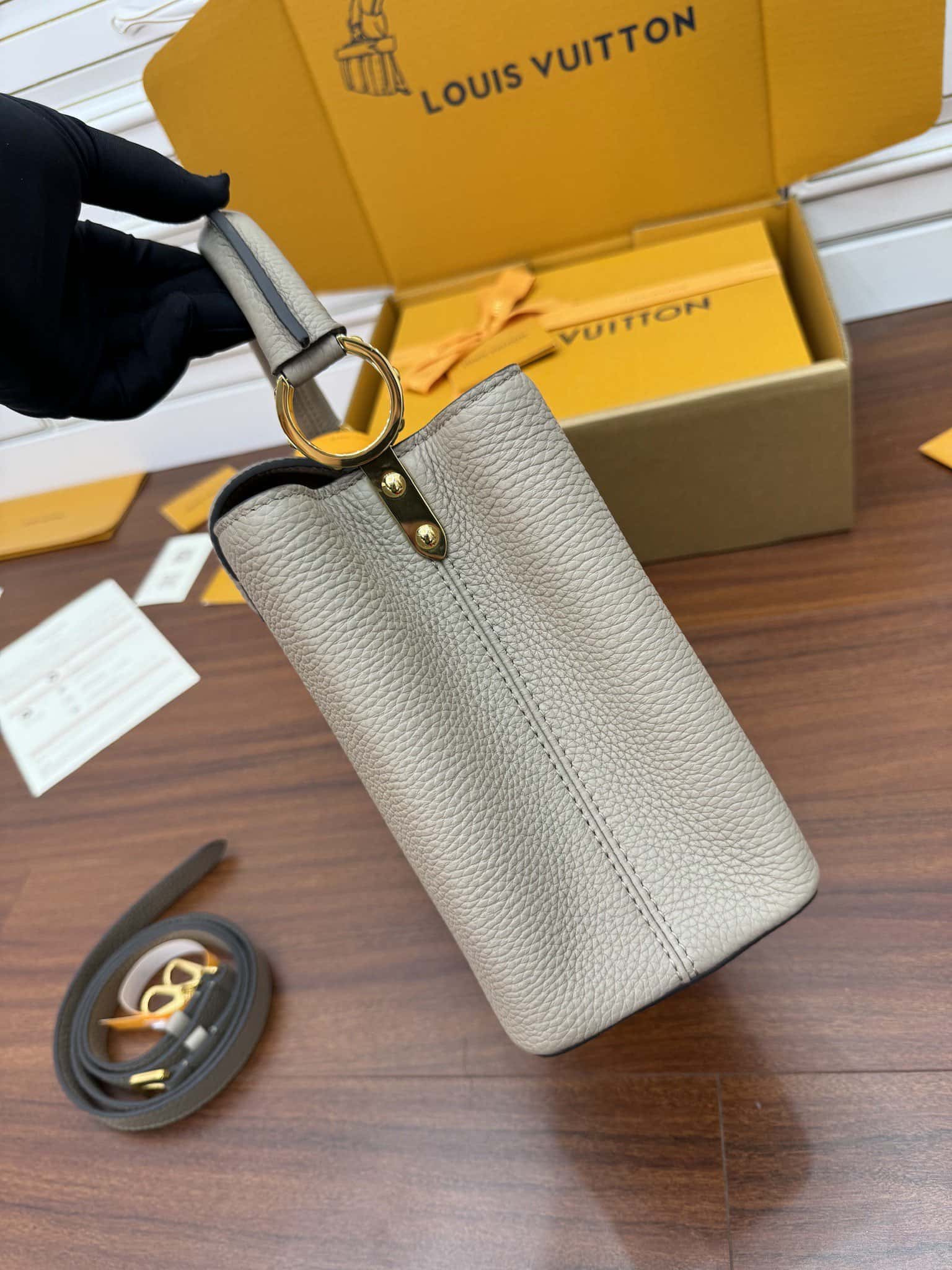 LV M42253特正版 Capucines 中號手袋¥3480.00-頂級1:1精品高仿包包香港台灣批發價格推薦微信哪裡買