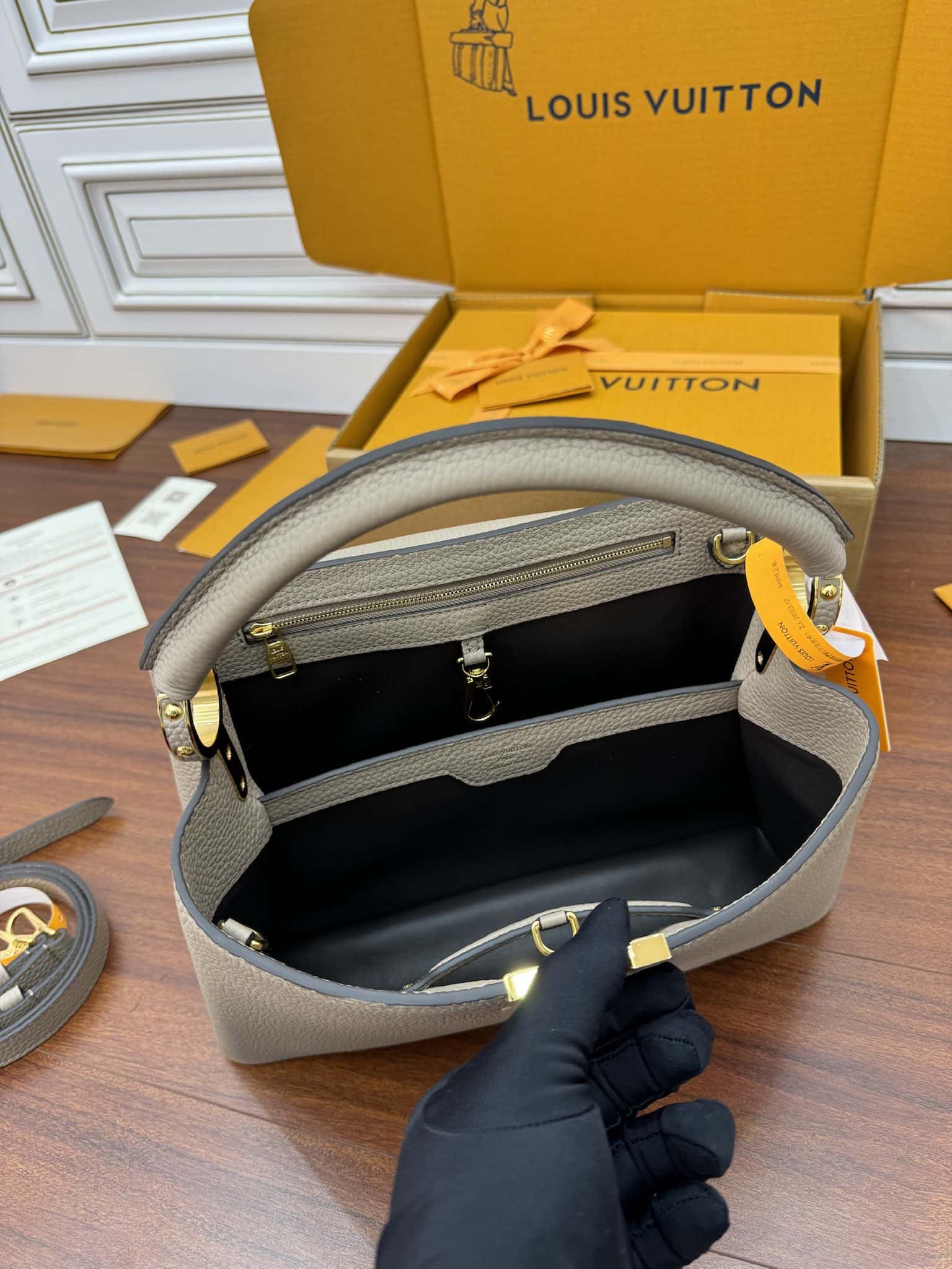 LV M42253特正版 Capucines 中號手袋¥3480.00-頂級1:1精品高仿包包香港台灣批發價格推薦微信哪裡買
