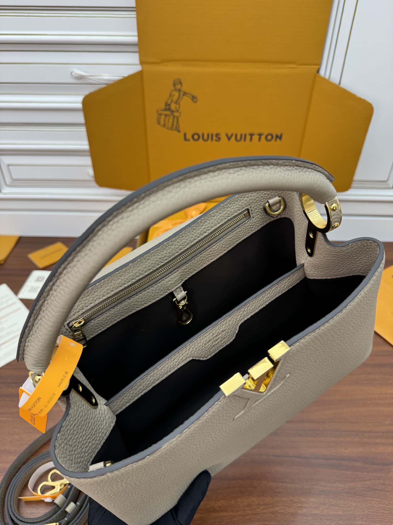 LV M42253特正版 Capucines 中號手袋¥3480.00-頂級1:1精品高仿包包香港台灣批發價格推薦微信哪裡買