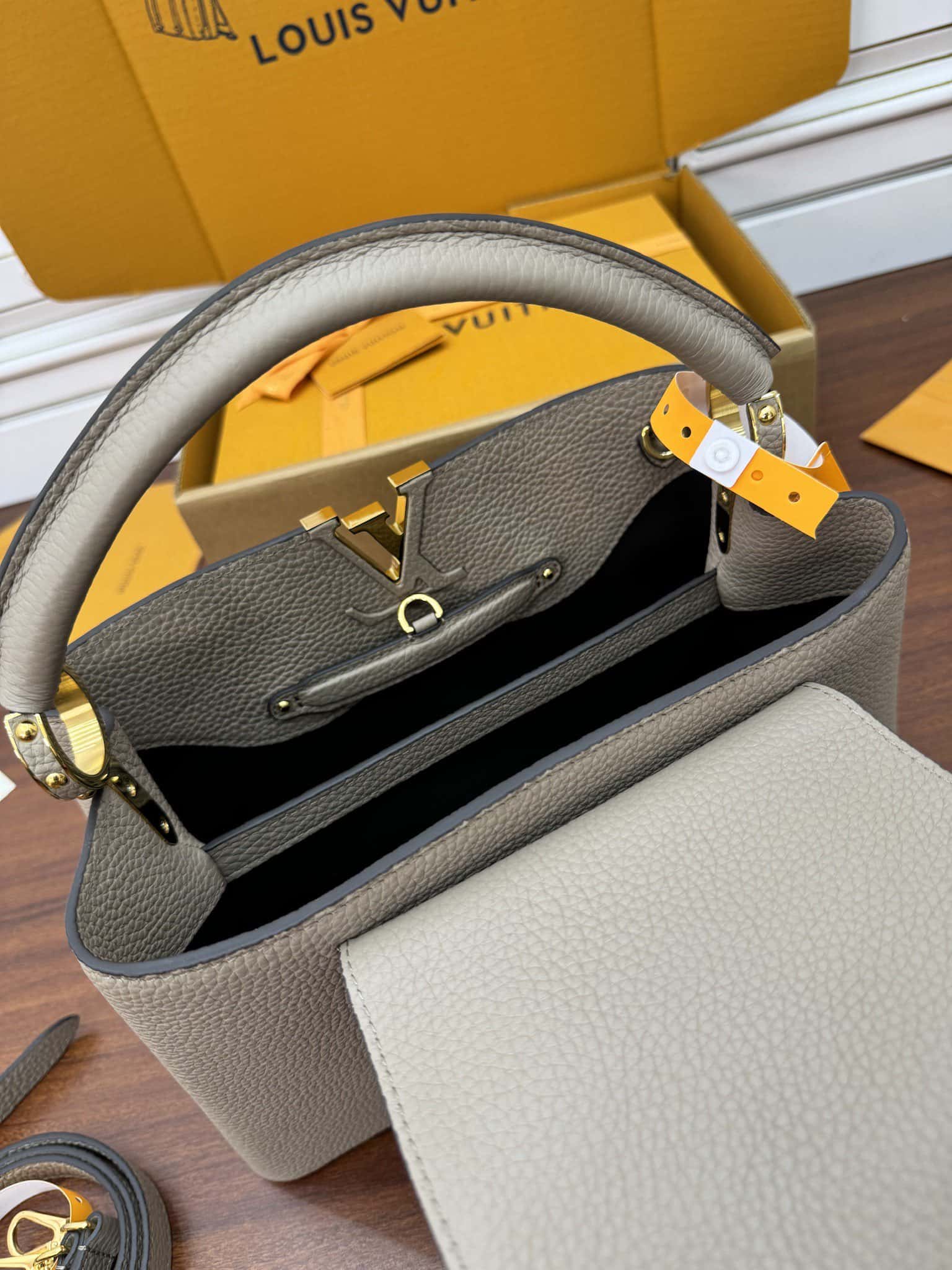 LV M42253特正版 Capucines 中號手袋¥3480.00-頂級1:1精品高仿包包香港台灣批發價格推薦微信哪裡買