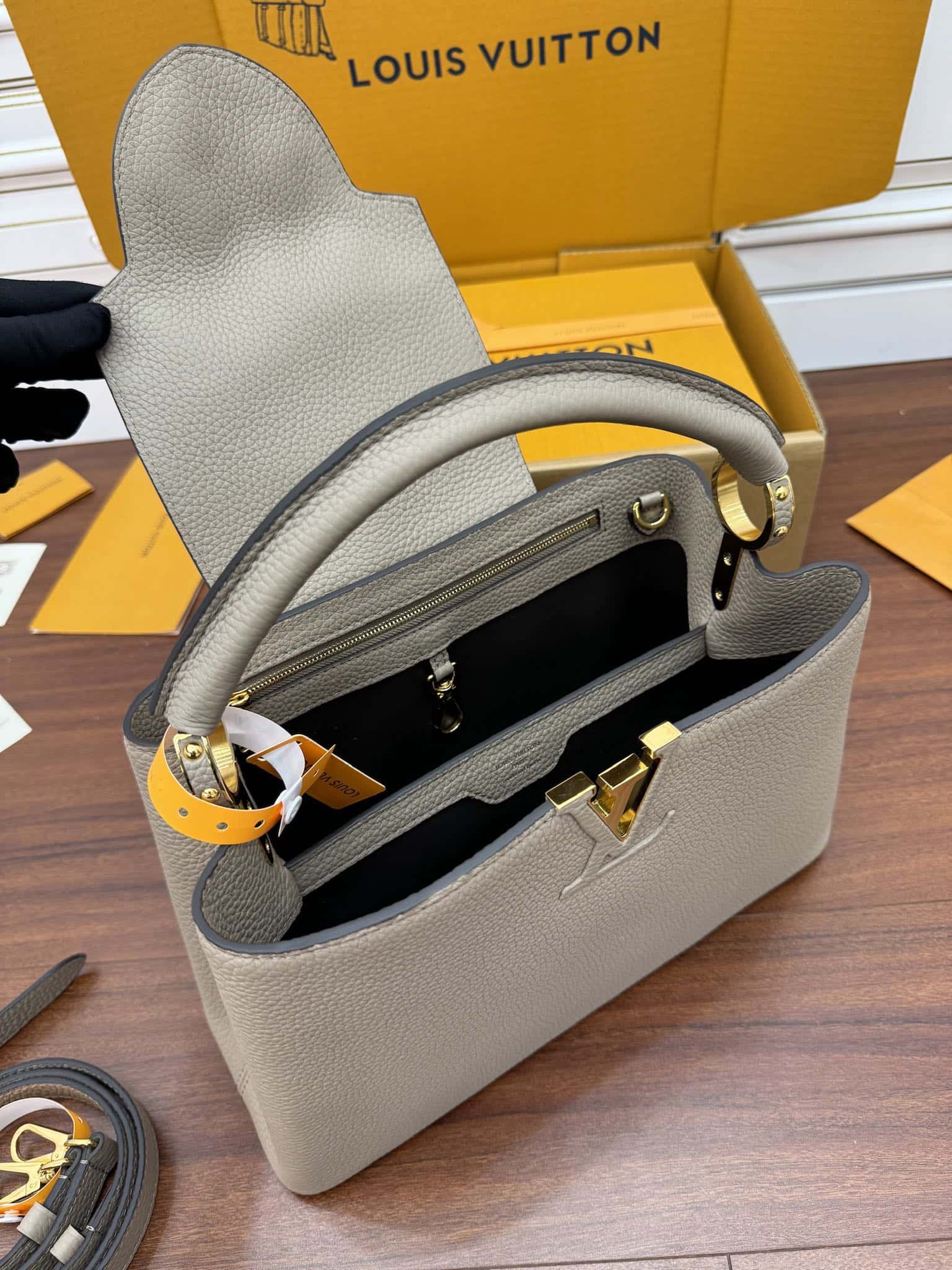 LV M42253特正版 Capucines 中號手袋¥3480.00-頂級1:1精品高仿包包香港台灣批發價格推薦微信哪裡買