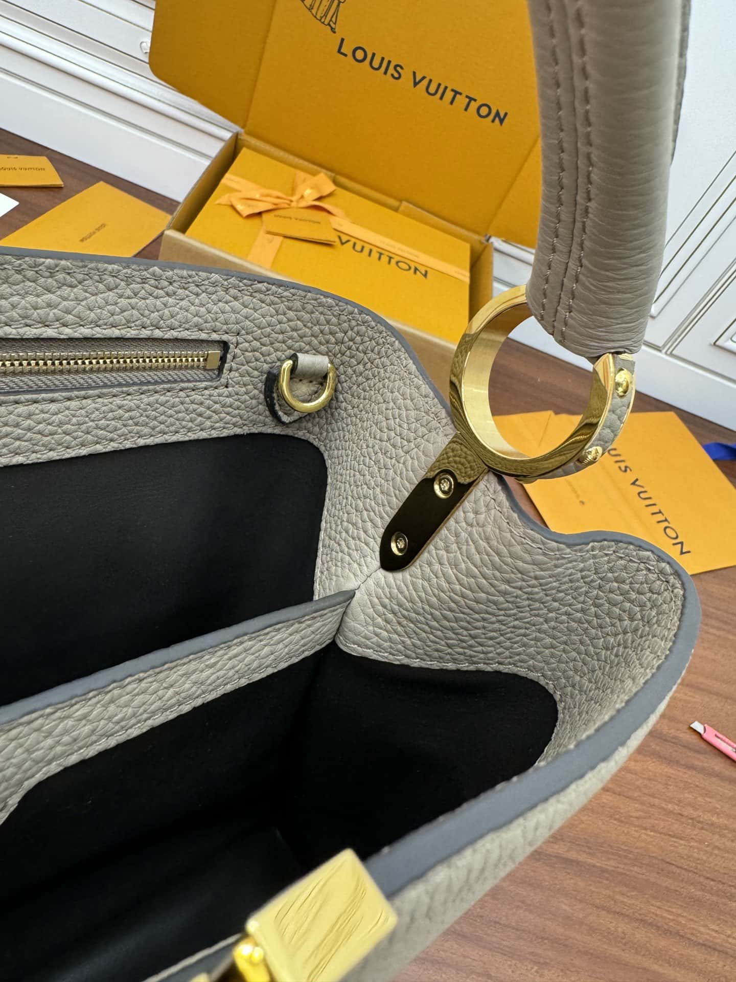 LV M42253特正版 Capucines 中號手袋¥3480.00-頂級1:1精品高仿包包香港台灣批發價格推薦微信哪裡買