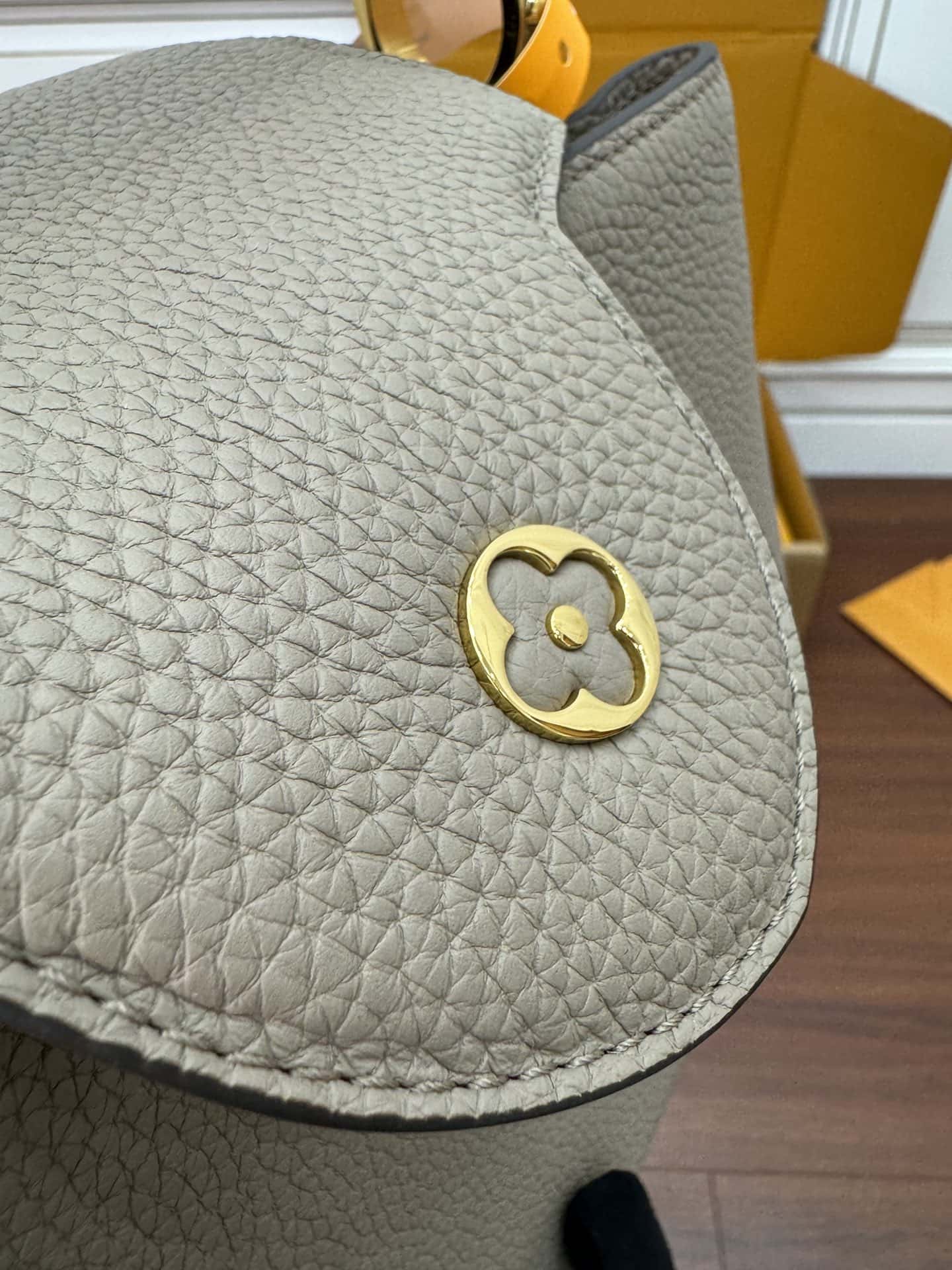 LV M42253特正版 Capucines 中號手袋¥3480.00-頂級1:1精品高仿包包香港台灣批發價格推薦微信哪裡買