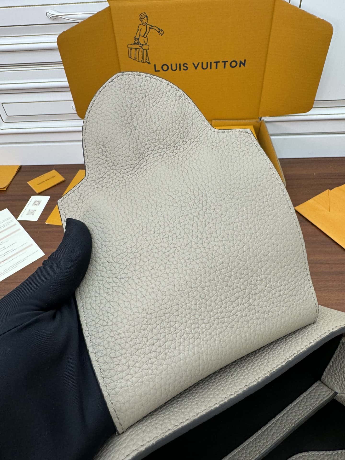 LV M42253特正版 Capucines 中號手袋¥3480.00-頂級1:1精品高仿包包香港台灣批發價格推薦微信哪裡買