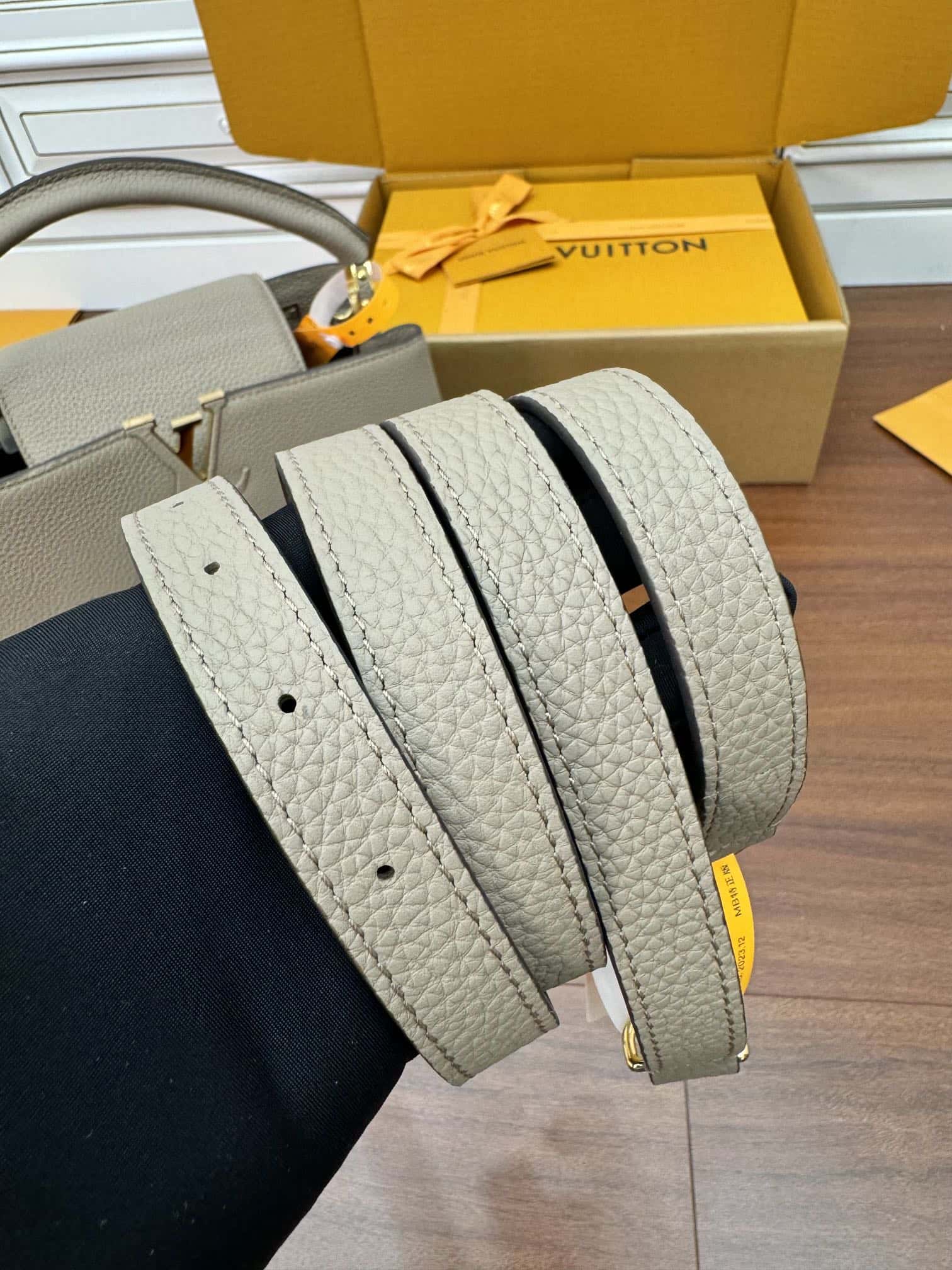 LV M42253特正版 Capucines 中號手袋¥3480.00-頂級1:1精品高仿包包香港台灣批發價格推薦微信哪裡買